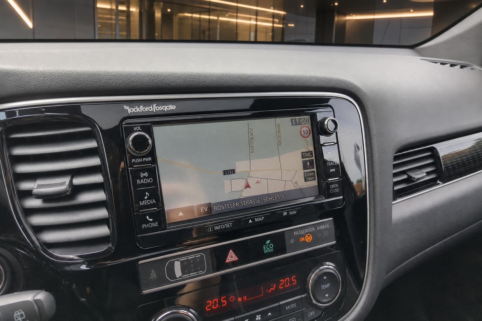Mitsubishi Outlander Navigationssystem mit Rockford Fosgate Audio und Touchscreen-Display