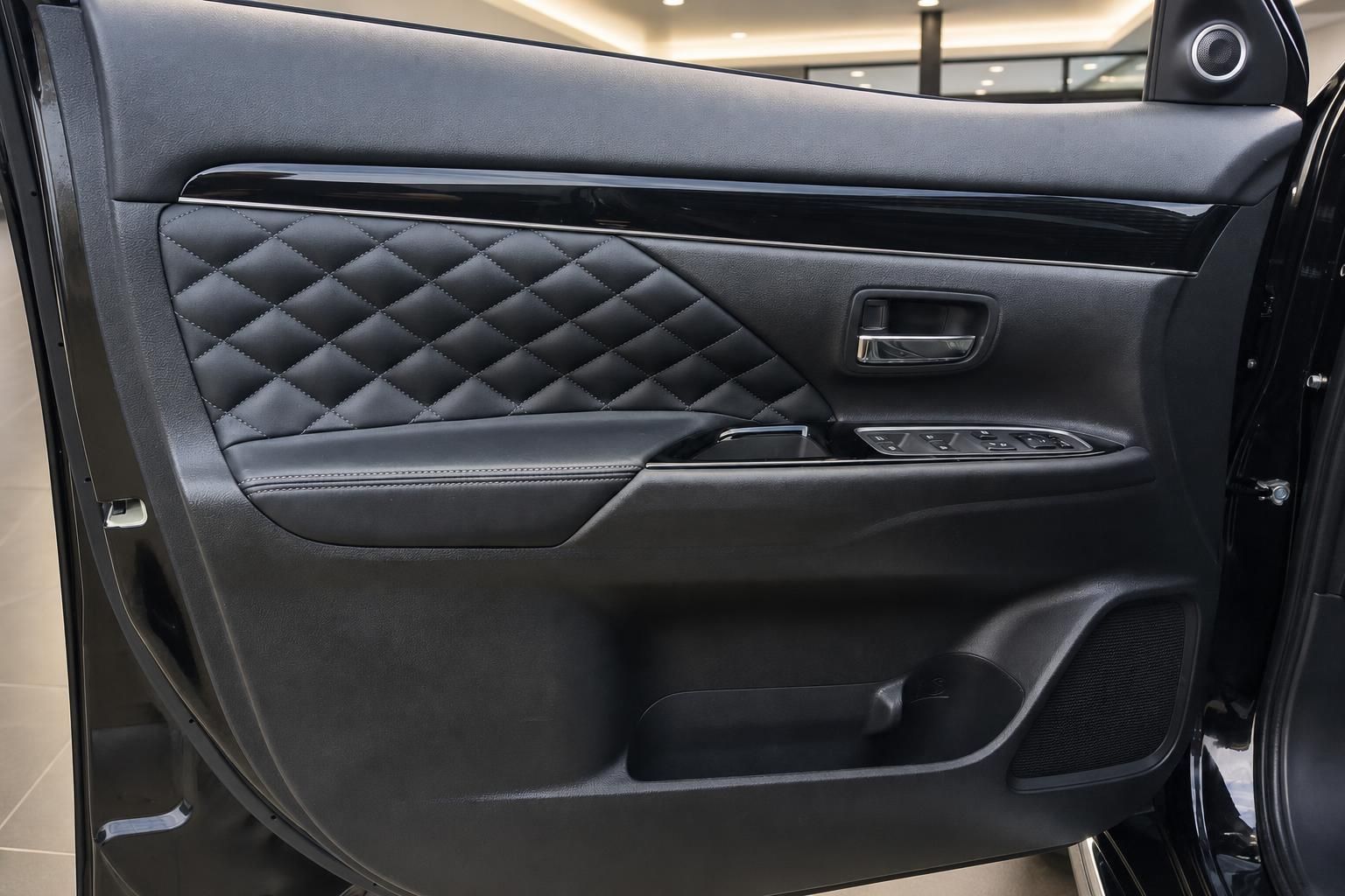 Mitsubishi Outlander Türverkleidung mit gesteppter Lederausstattung und elektrischen Fensterhebern