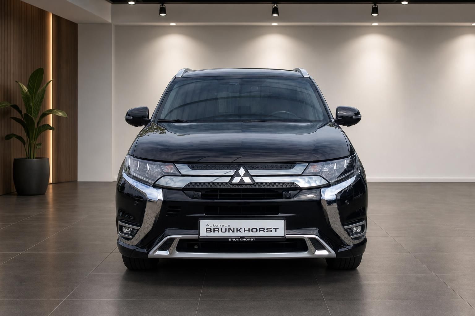 Mitsubishi Outlander PHEV schwarz Frontansicht im Autohaus Brunkhorst