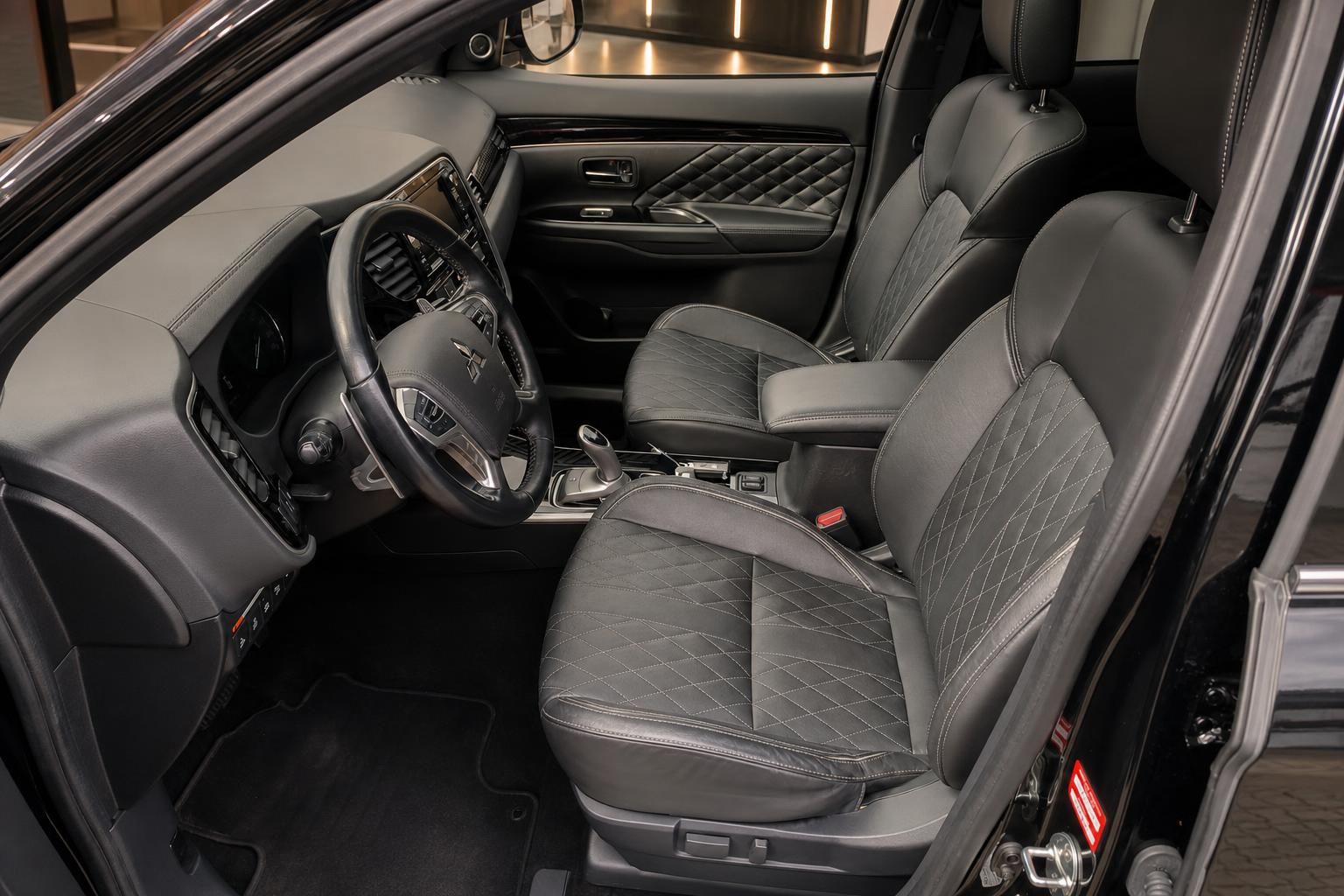 Mitsubishi Outlander PHEV Innenraum Fahrersitz mit gestepptem Leder und Mittelkonsole