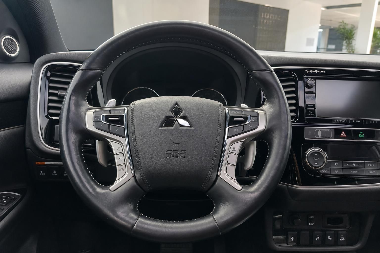 Mitsubishi Outlander Innenraum mit schwarzem Lenkrad und modernem Armaturenbrett