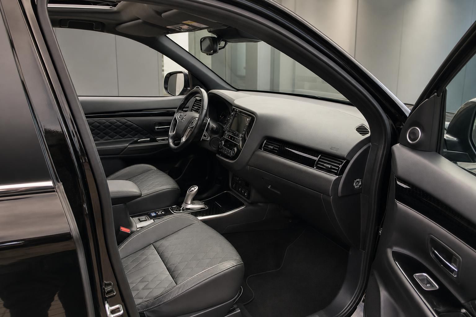 Mitsubishi Outlander Innenraum Beifahrerseite mit grauen Ledersitzen und Infotainment-System