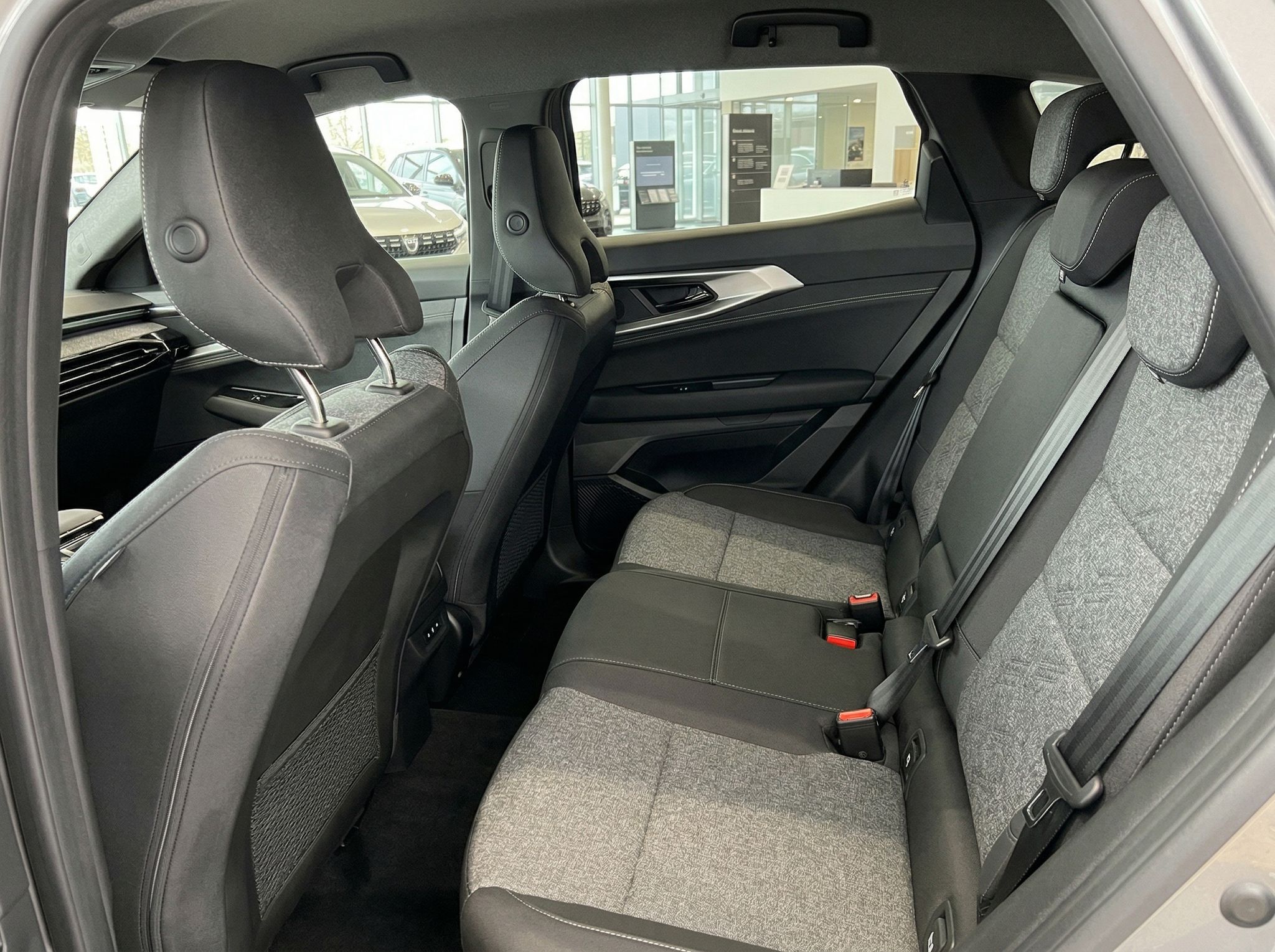 Fahrzeug Rücksitzbank mit grauen Polstern und geteilter Rückenlehne im Innenraum