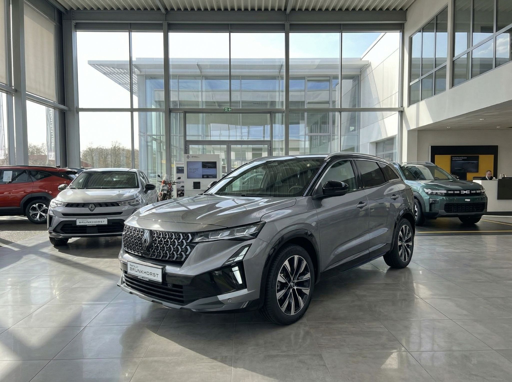Graues Renault SUV im Autohaus Showroom - moderne Fahrzeugpräsentation bei Brunkhorst
