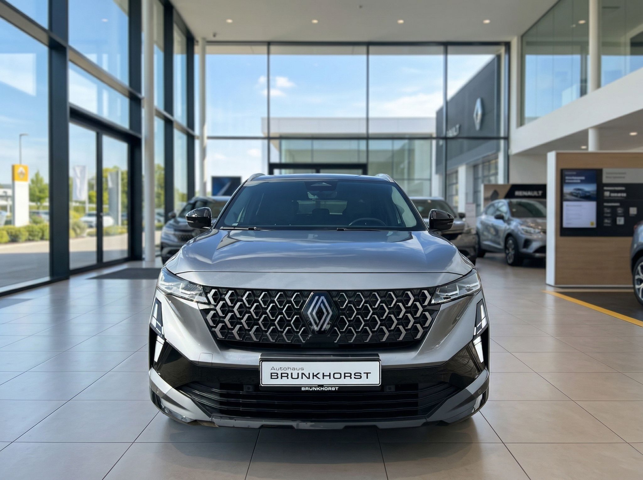 Renault Austral Frontansicht silber - modernes SUV Design mit Renault-Kühlergrill im Showroom