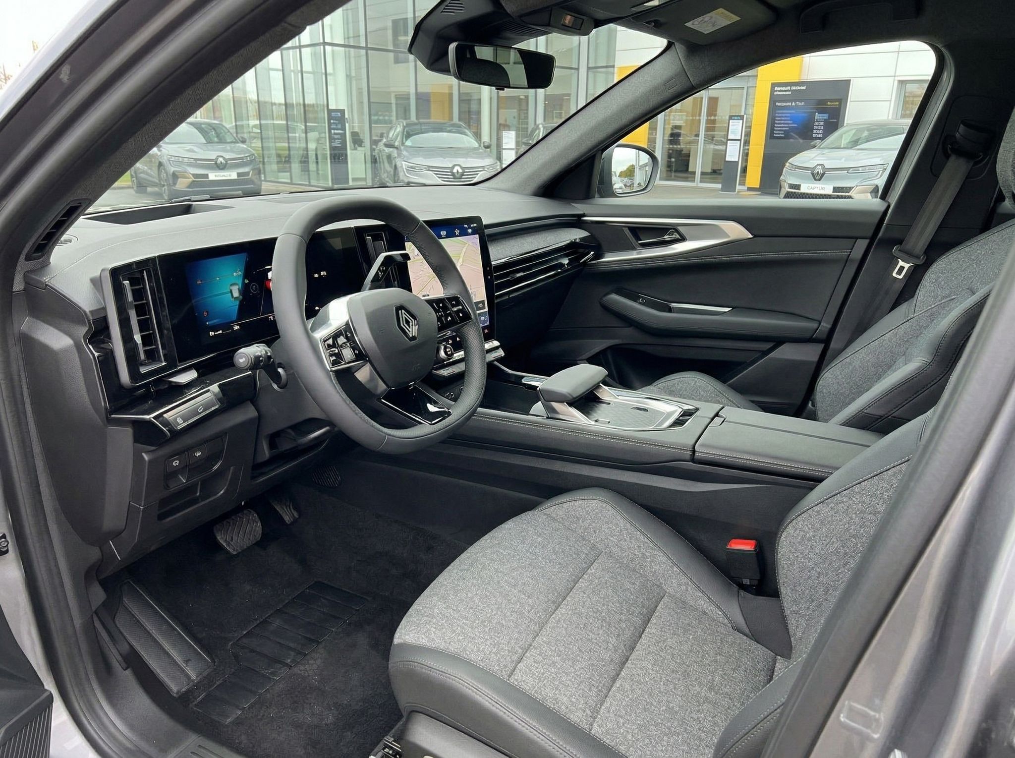 Renault Innenraum mit digitalen Displays - moderne Cockpit-Ausstattung und Sitze in grau