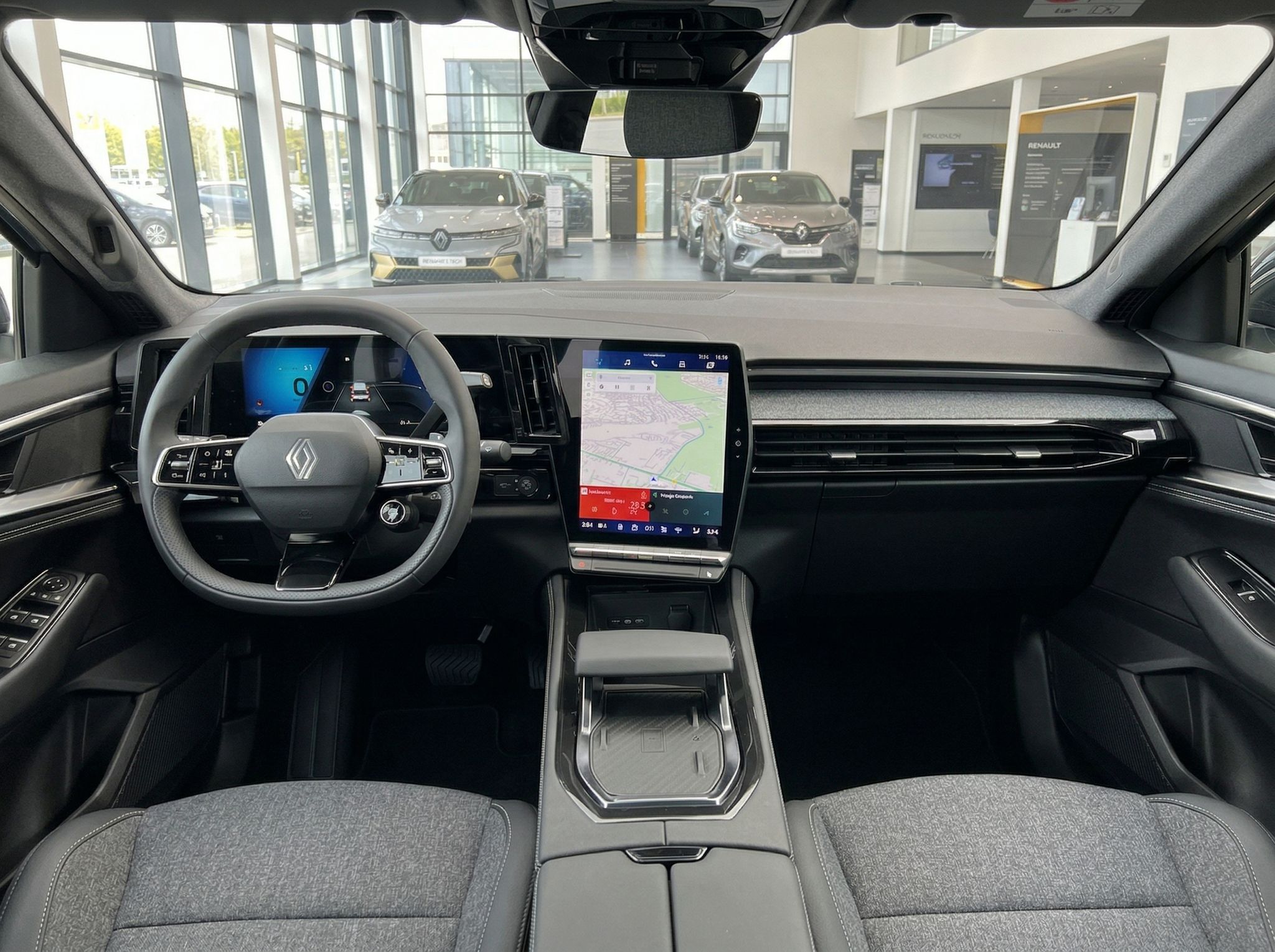 Renault Innenraum mit digitalem Cockpit und Navigationssystem im modernen Design