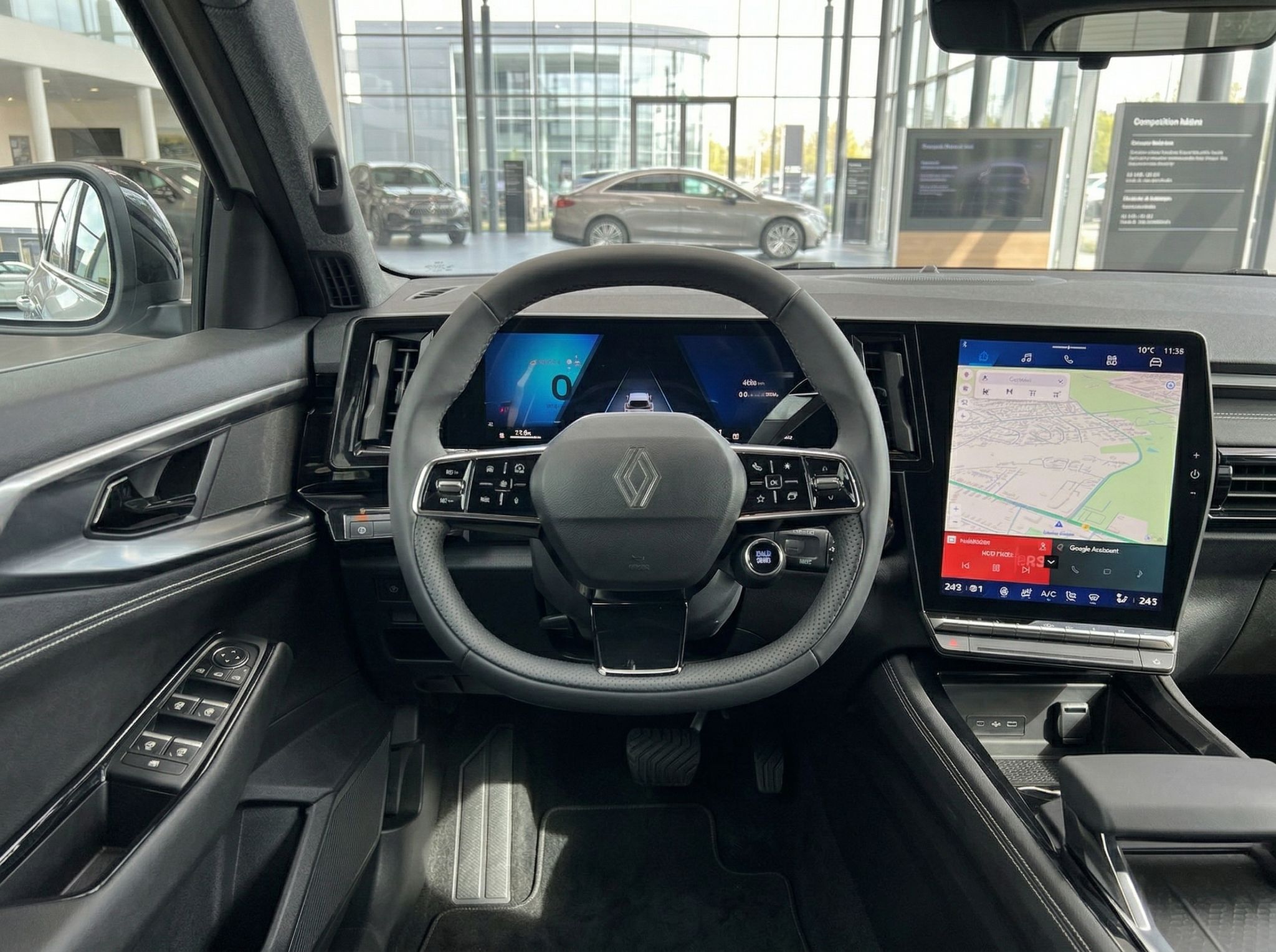 Renault Fahrzeug Innenraum mit Lenkrad, Display und Mittelkonsole in grauer Ausstattung