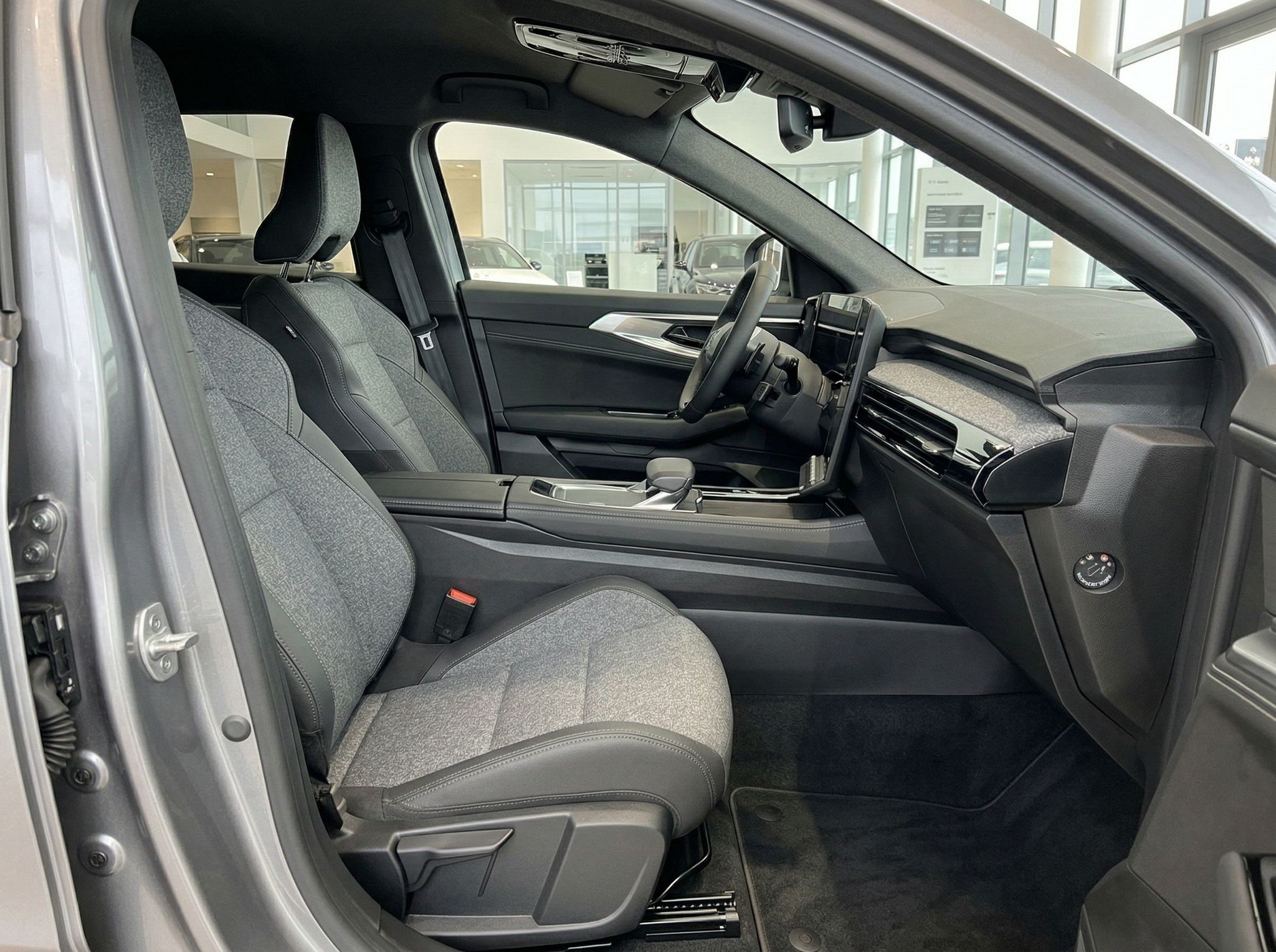 Fahrzeug Innenraum mit grauen Sportsitzen und modernem Cockpit Design