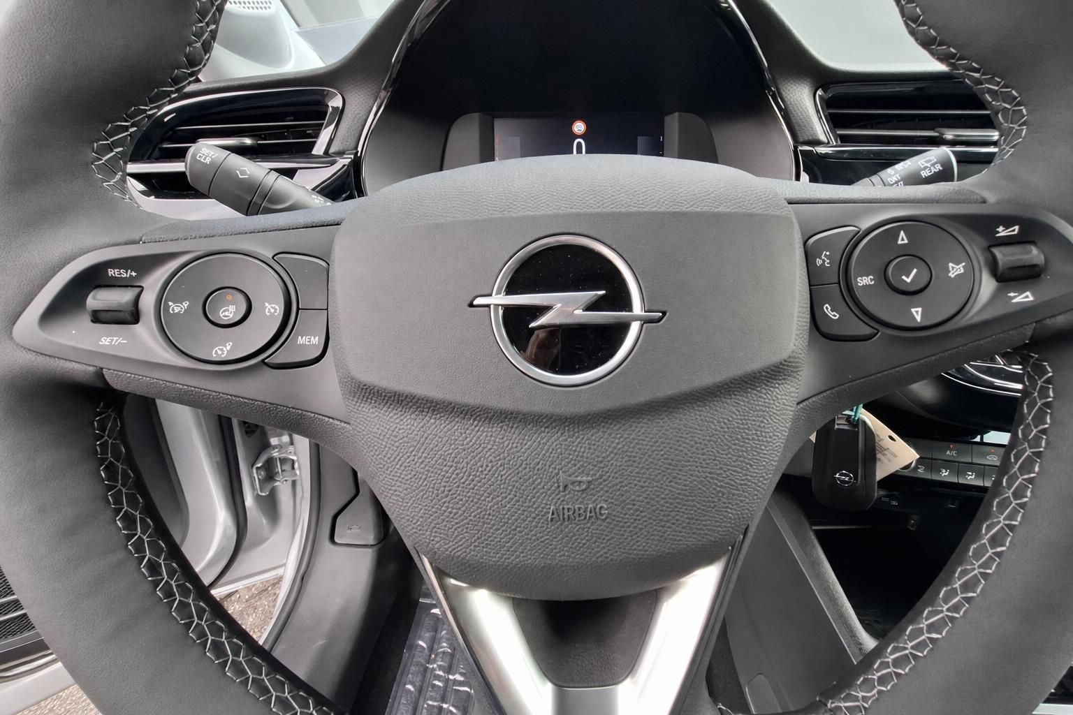 Opel Lenkrad mit Bedienelementen und Logo im Fahrzeuginnenraum