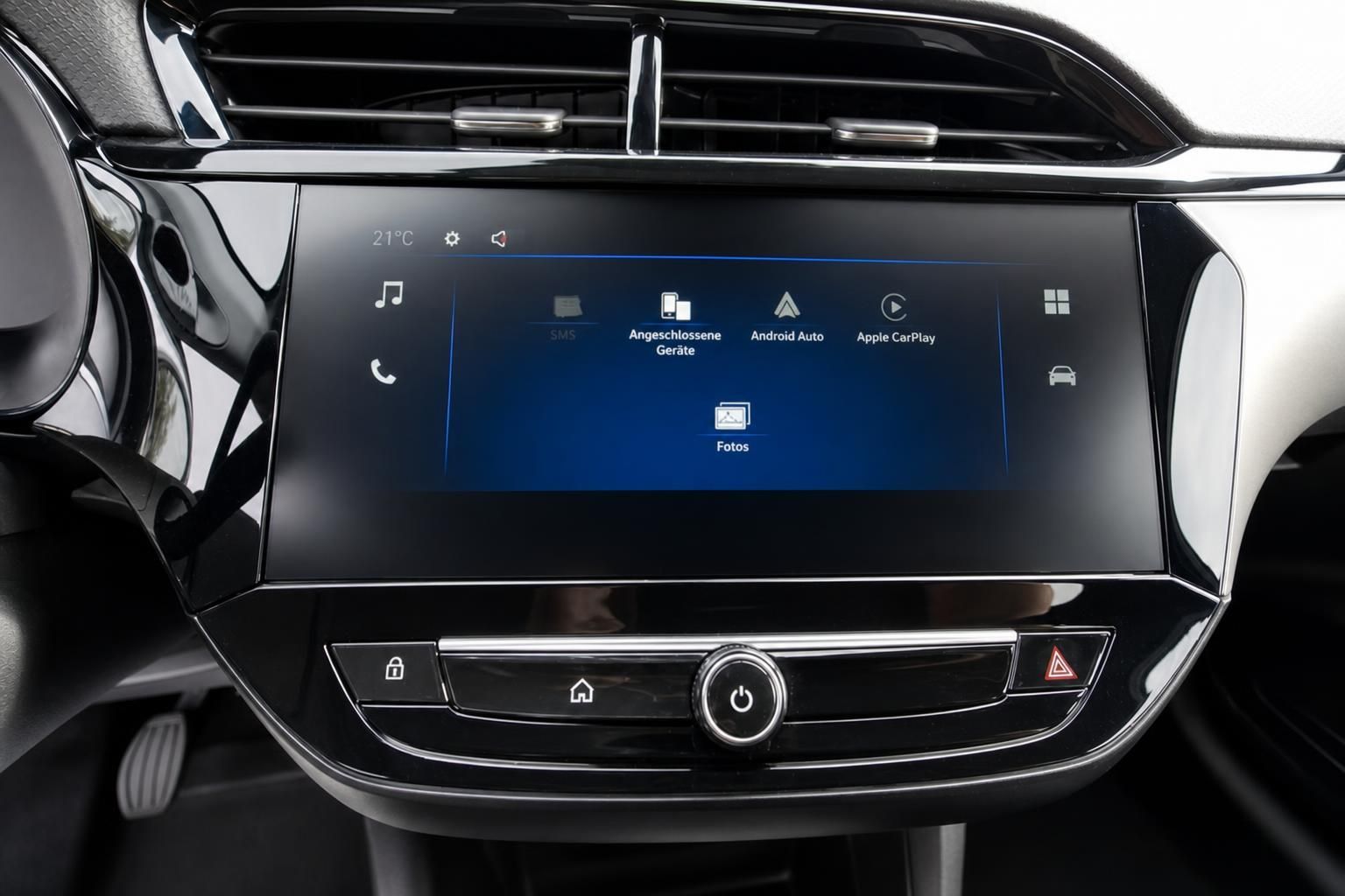 Touchscreen Infotainmentsystem mit Apple CarPlay und Android Auto im Cockpit