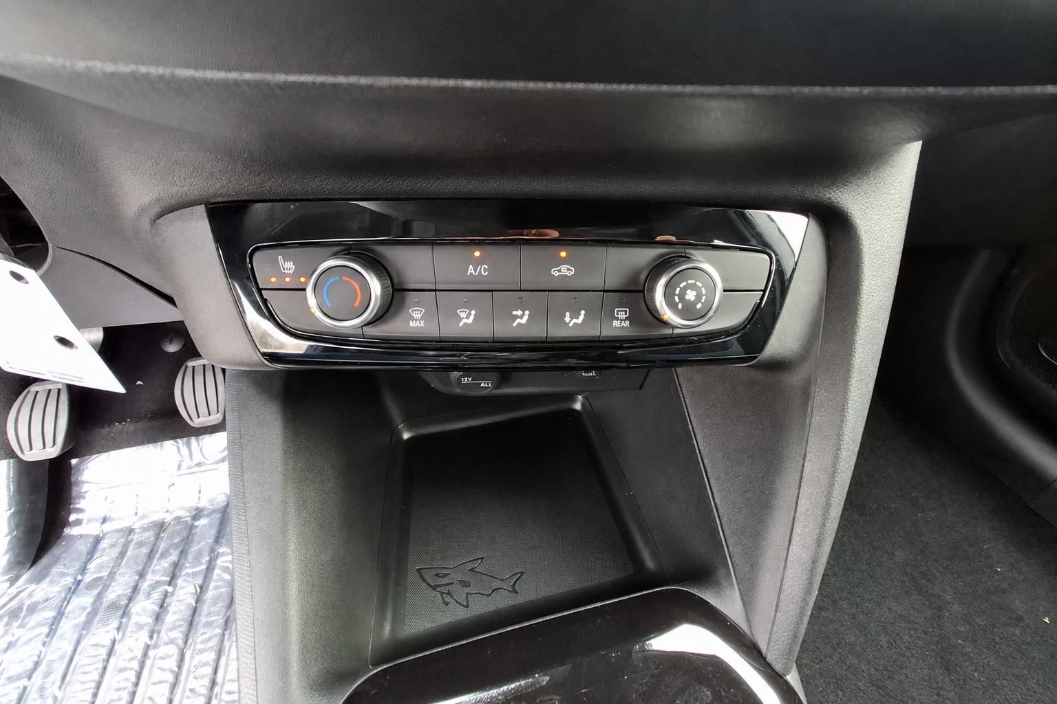 Klimabedienelemente und Sitzheizung Regler im Fahrzeug Cockpit