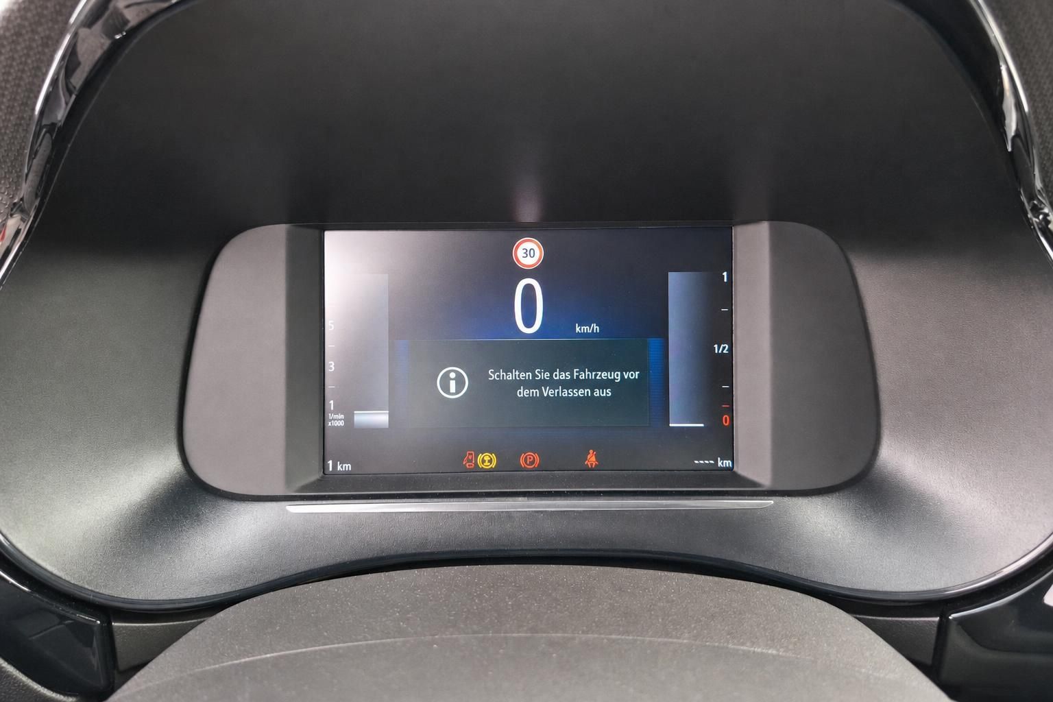 Digitales Kombiinstrument mit Geschwindigkeitsanzeige und Fahrzeuginformationen