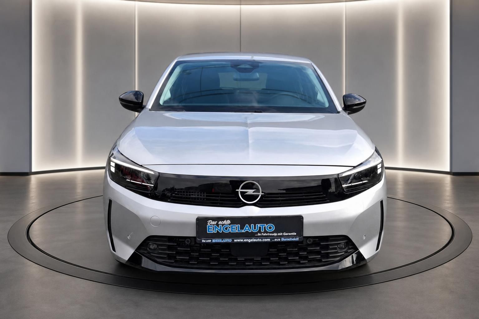 Opel Astra silber Frontansicht mit Haendler-Kennzeichen