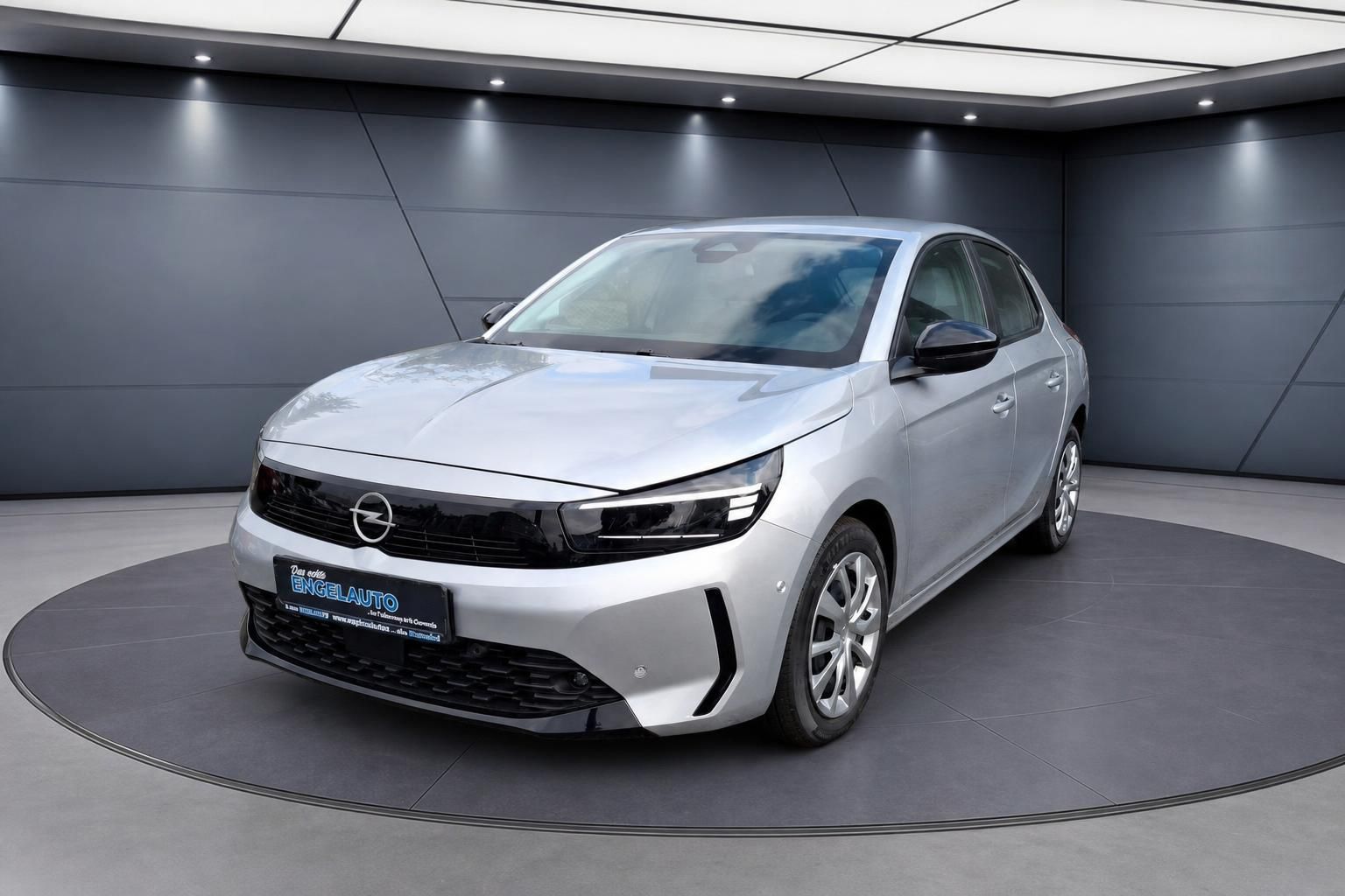 Opel Corsa silber Frontansicht schraeg im Showroom