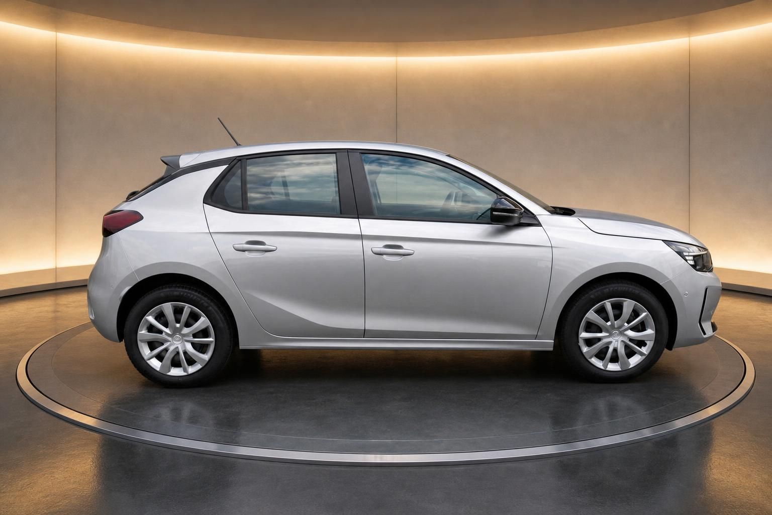 Opel Corsa silber Seitenansicht im Studio