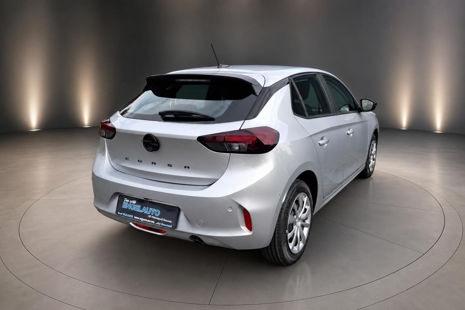 Opel Corsa silber Heckansicht mit Haendler-Kennzeichenhalter