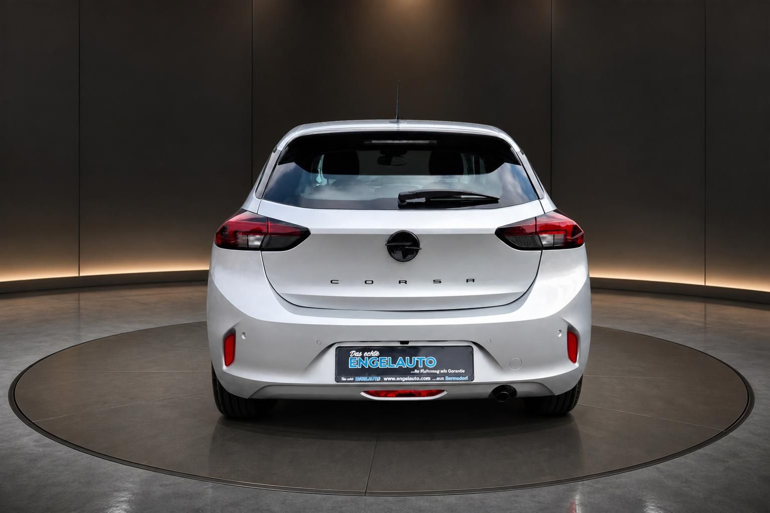 Opel Corsa silber Heckansicht in Studio-Umgebung