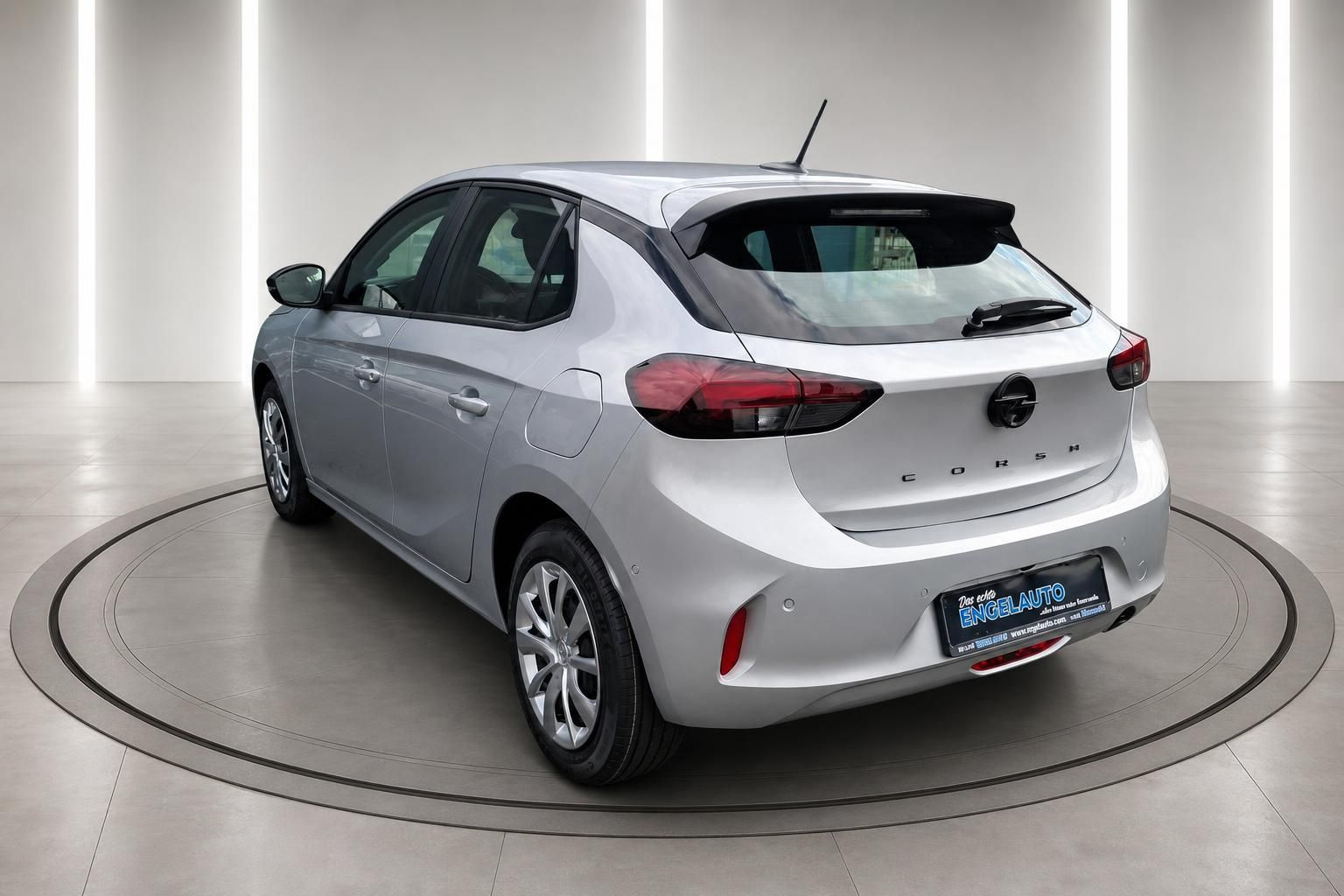 Opel Corsa silber Heck- und Seitenansicht auf Drehbuehne