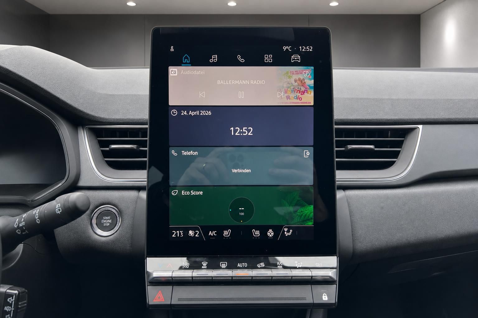 PKW Armaturenbrett mit Touchscreen Display und Klimaanlage Bedienung