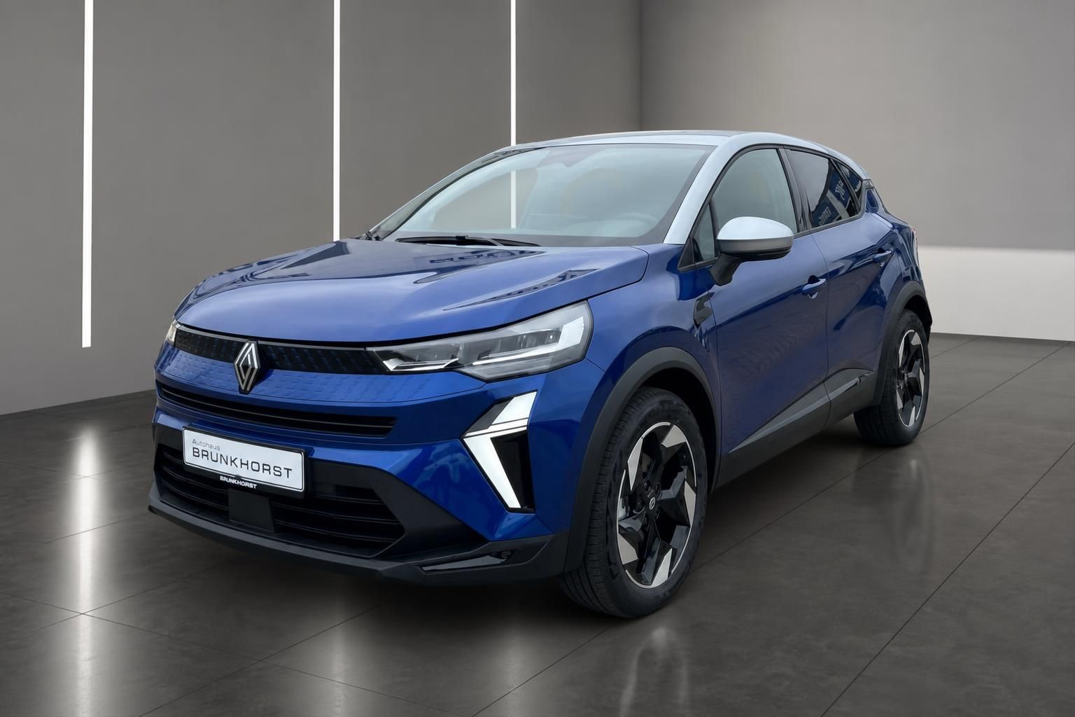 Blauer Renault Captur E-Tech SUV Seitenansicht drei-viertel von vorn im Studio