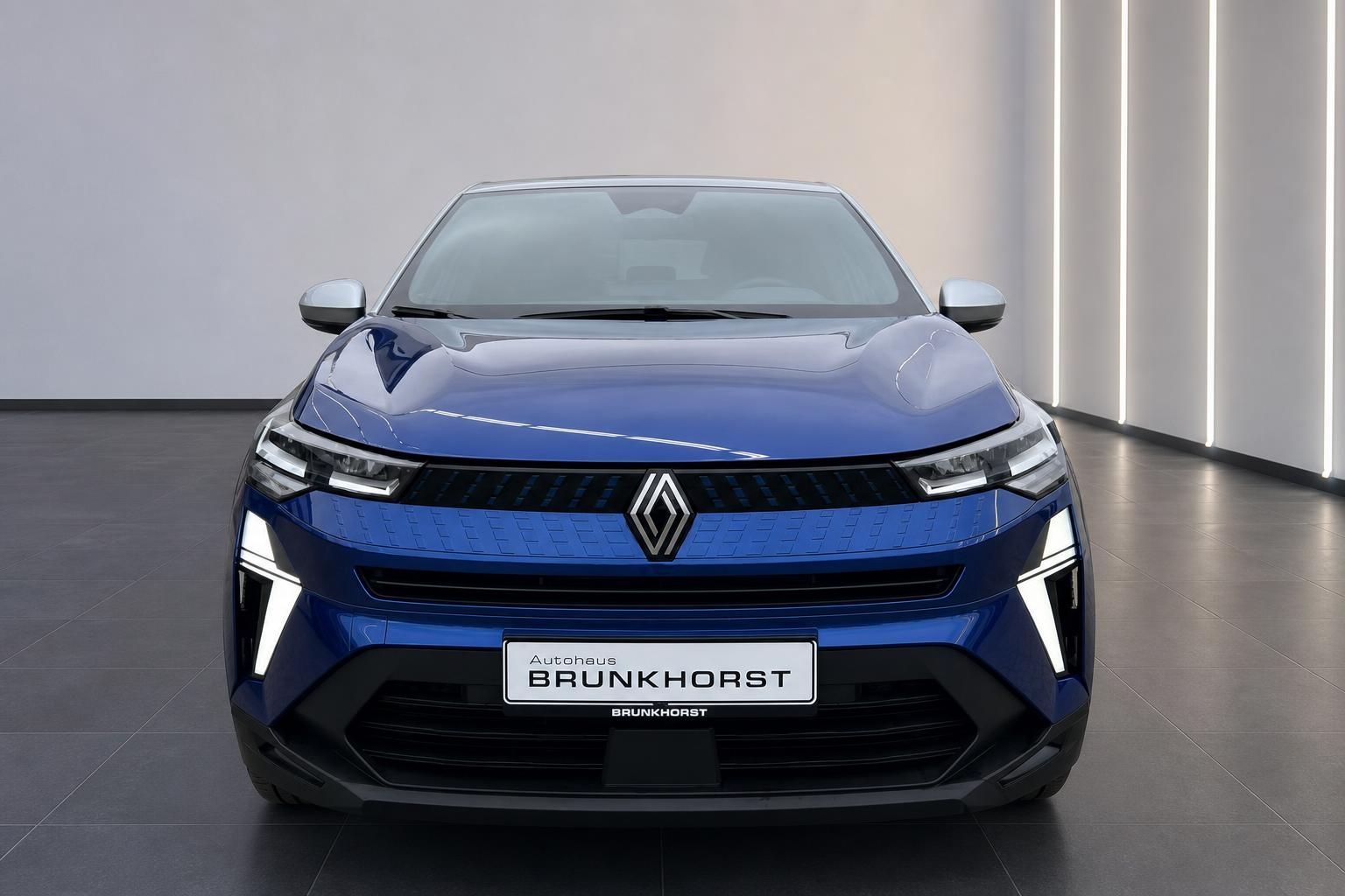 Blauer Renault Captur E-Tech Elektro-SUV Frontansicht im Autohaus Brunkhorst Showroom