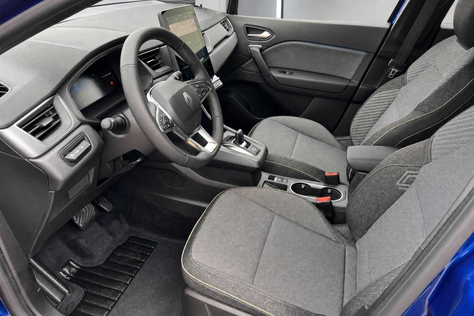 Renault Captur Innenraum mit grauem Stoff, Lenkrad und Automatikgetriebe Detailansicht
