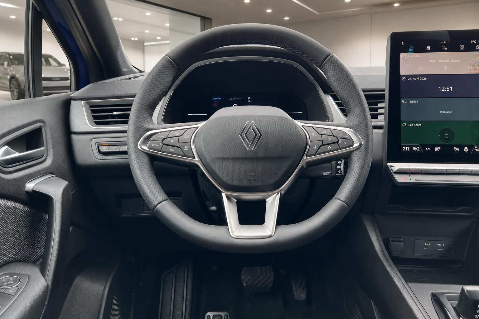 Auto Lenkrad mit Renault Logo, Tasten und digitalem Cockpit Display