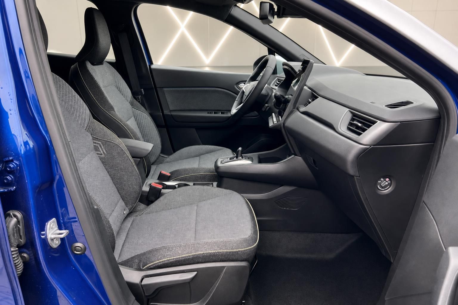 Fahrzeug Innenraum Vordersitze mit Mittelkonsole und Automatikgetriebe