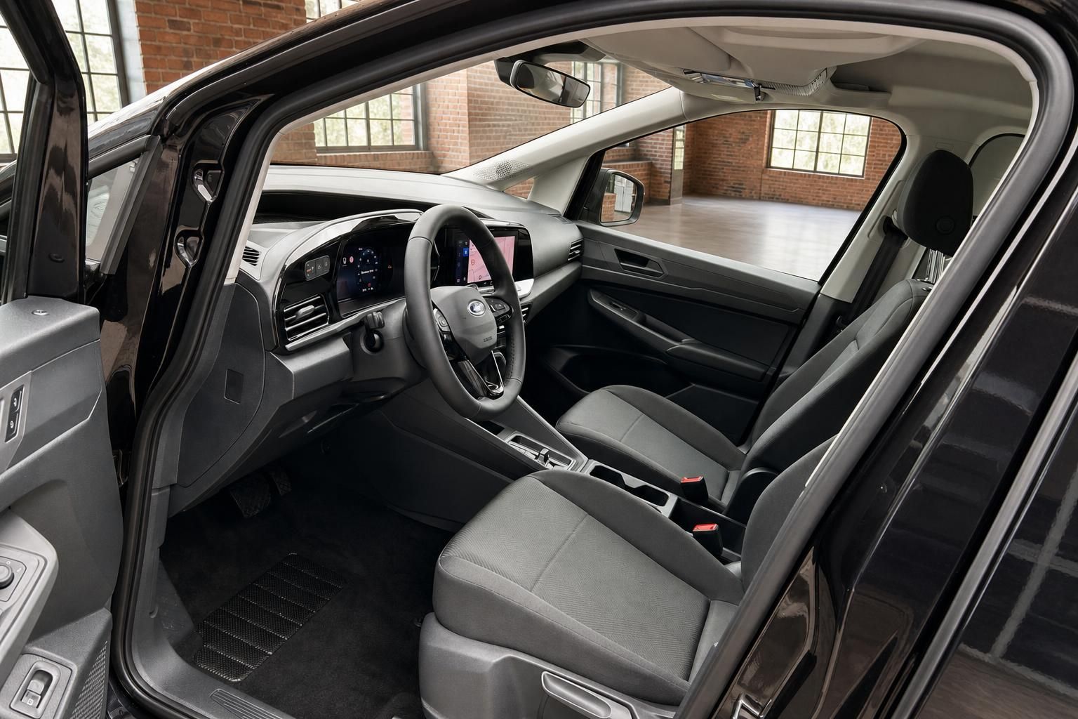 Innenraum Ford mit Cockpit, Sitzen und Multimediadisplay in Schwarz
