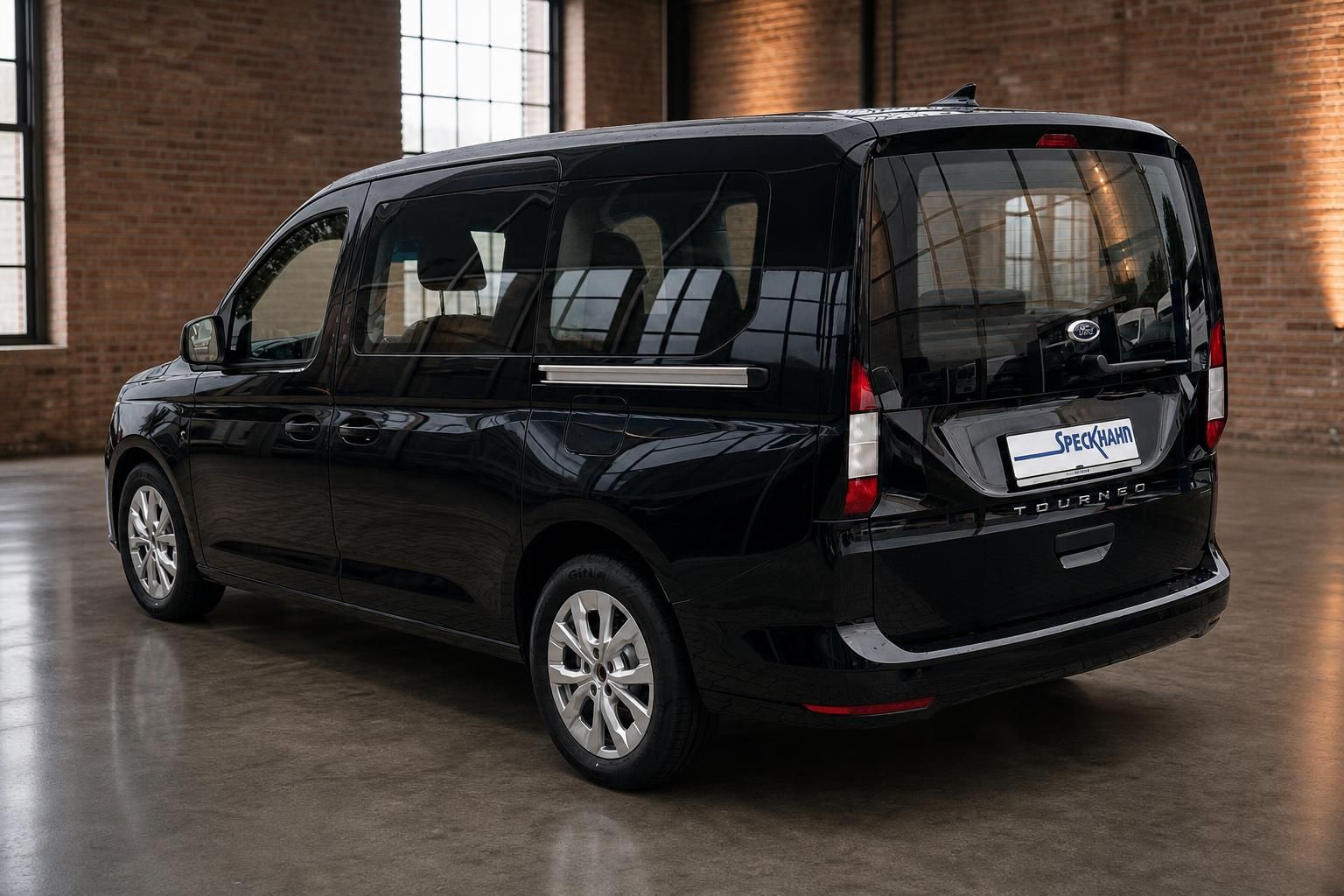 Ford Tourneo Connect schwarz Heckansicht in Halle