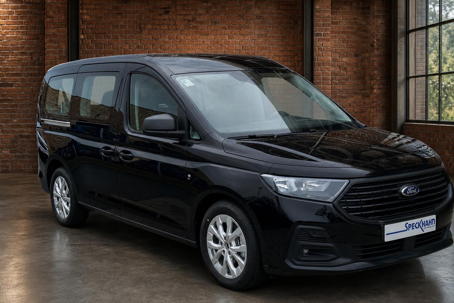 Ford Tourneo Connect schwarz Frontansicht in Halle