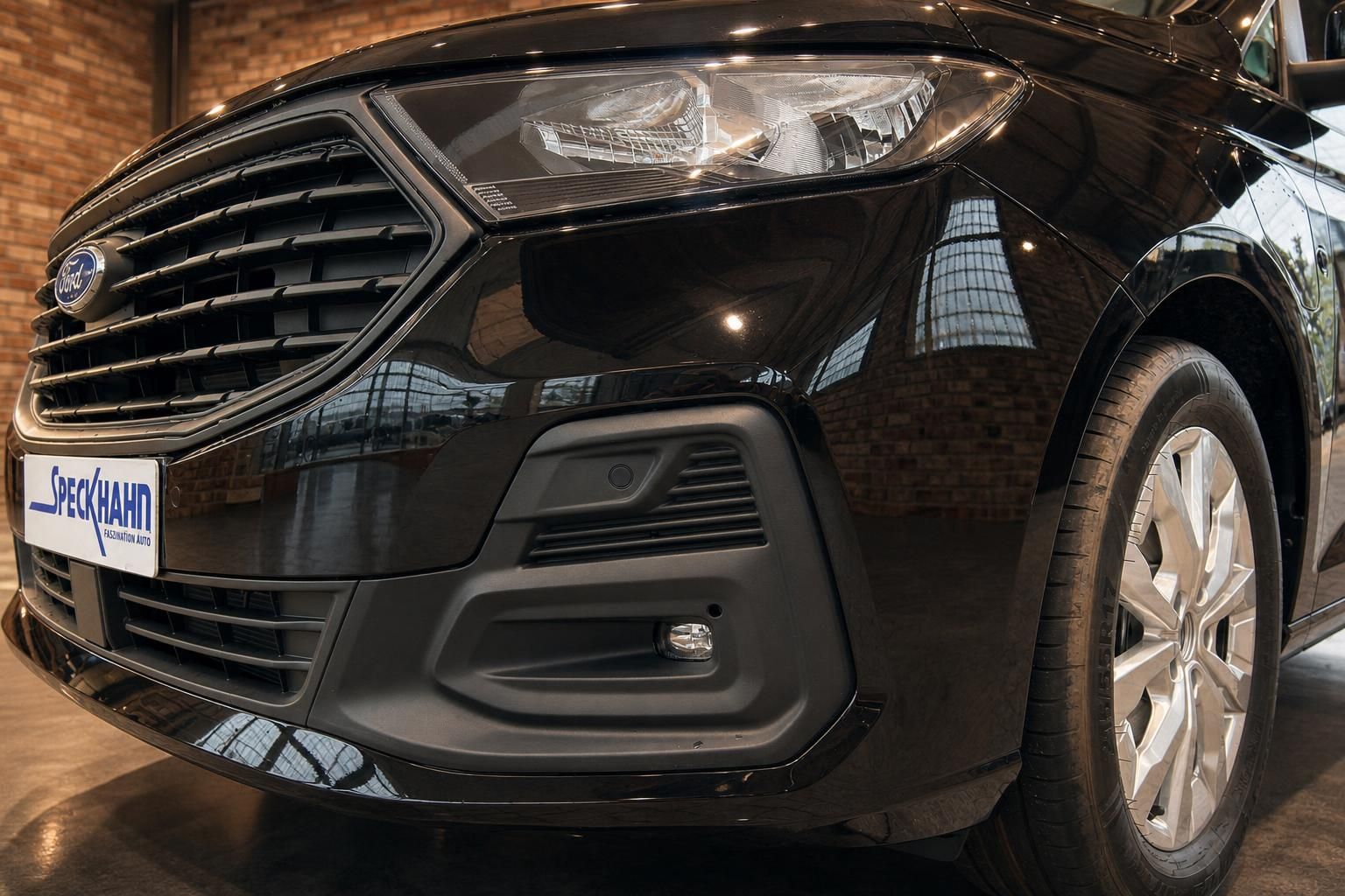 Ford Frontpartie Detail mit Scheinwerfer, Kuehlergrill und Felge in Schwarz