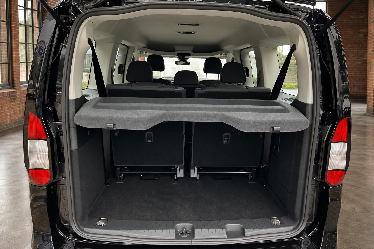 Ford Tourneo Kofferraum mit geoeffneter Heckklappe und umgeklappten Sitzen