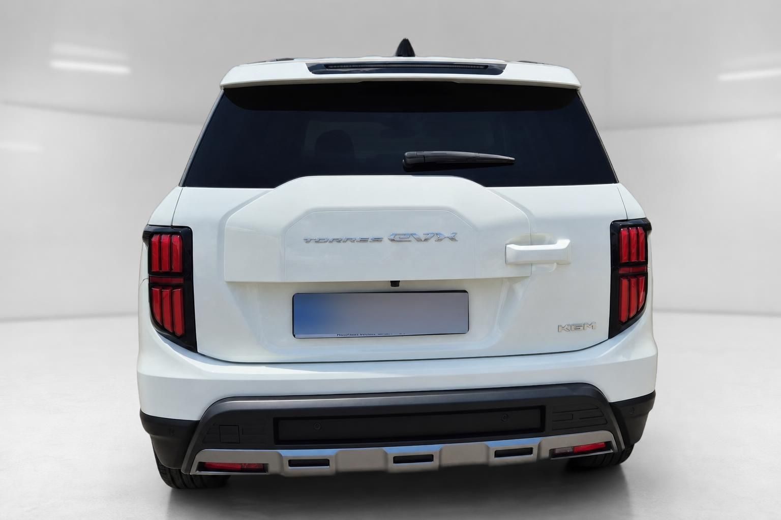 KGM Torres EVX weiß, SUV Heckansicht mit LED-Rückleuchten