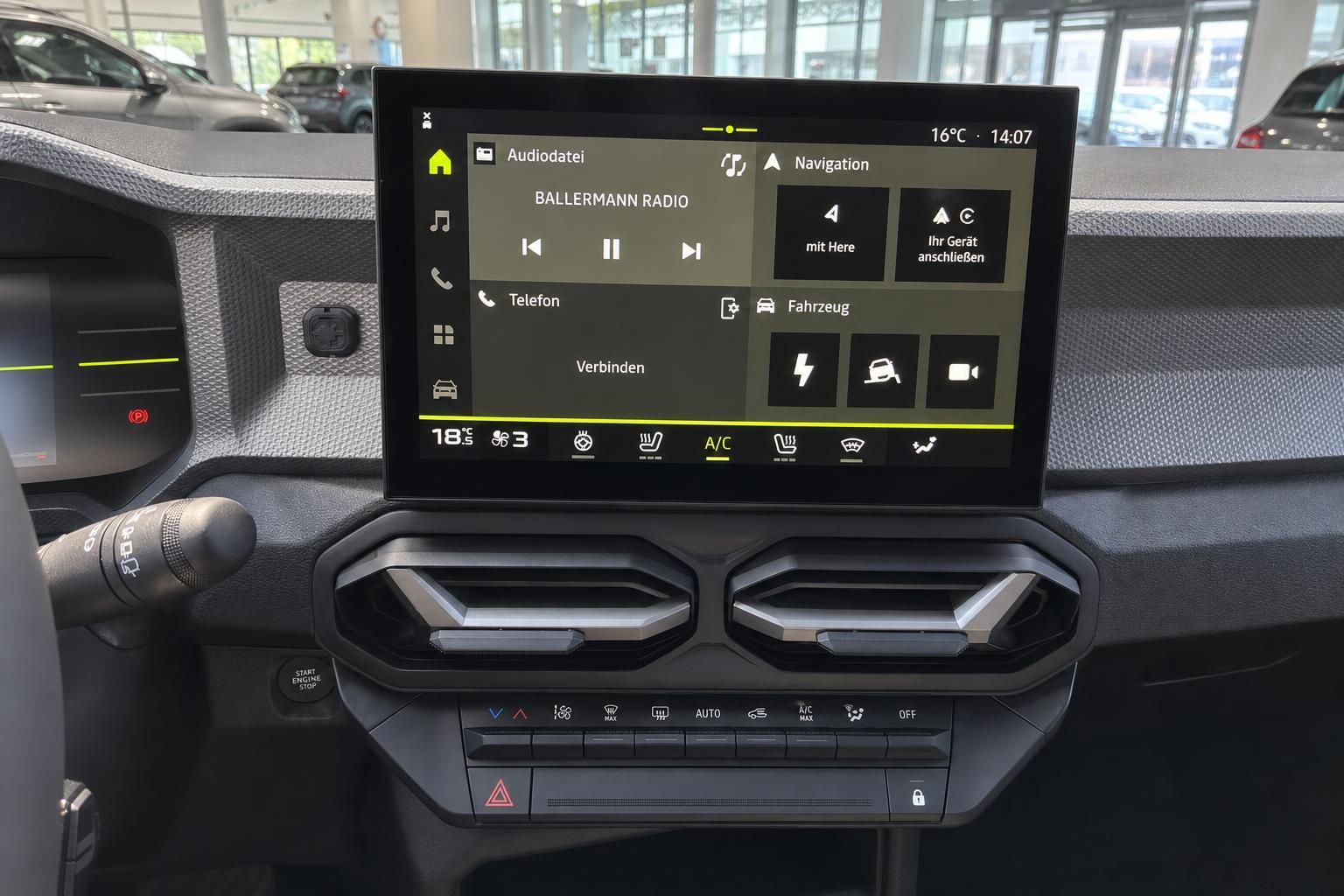 Dacia Infotainment-System mit Touchscreen, Klimaanlage und Mittelkonsole im Cockpit