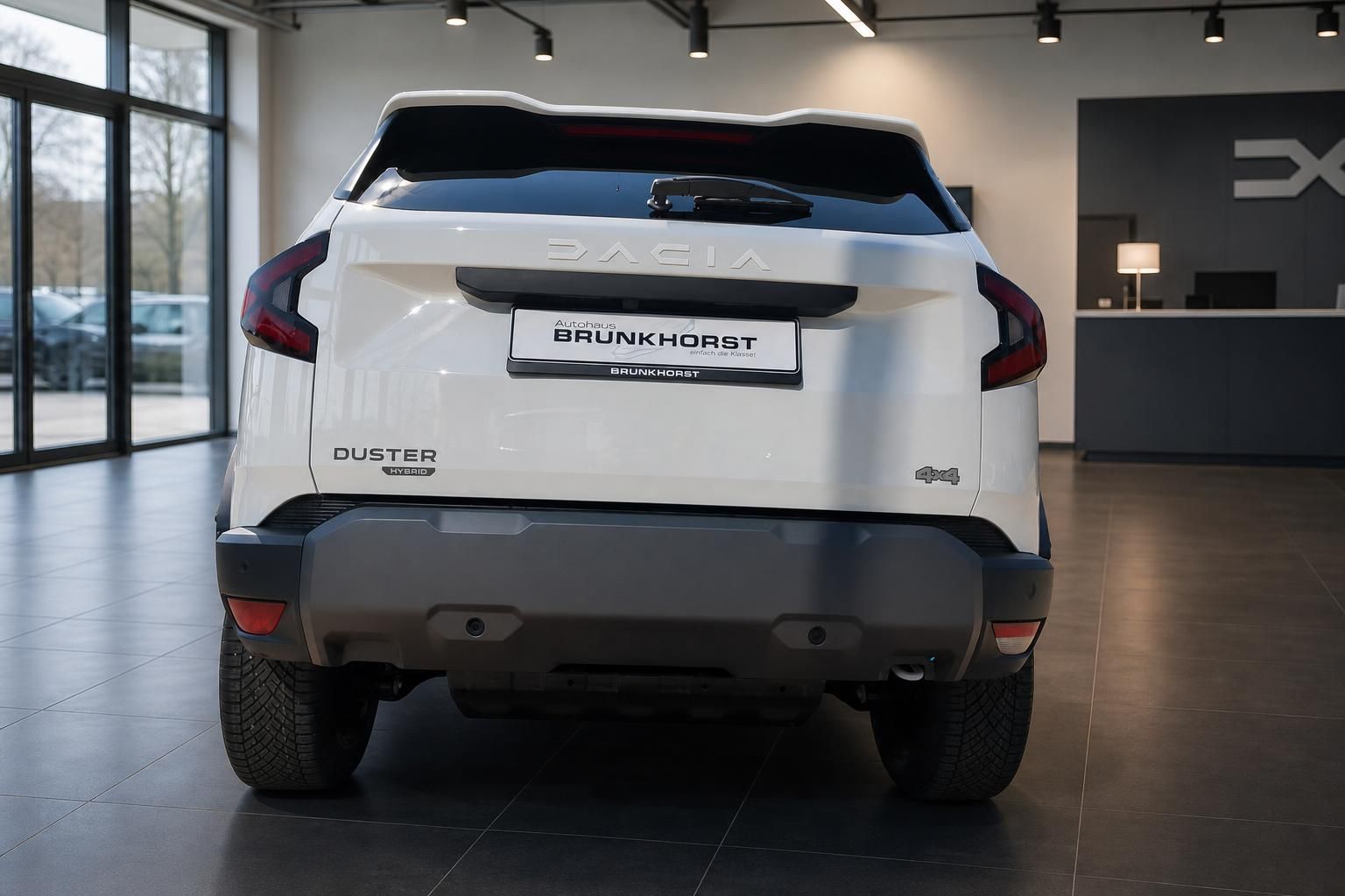 Dacia Duster Heckansicht weiß - Rückleuchten und Markenlogo im Autohaus-Showroom