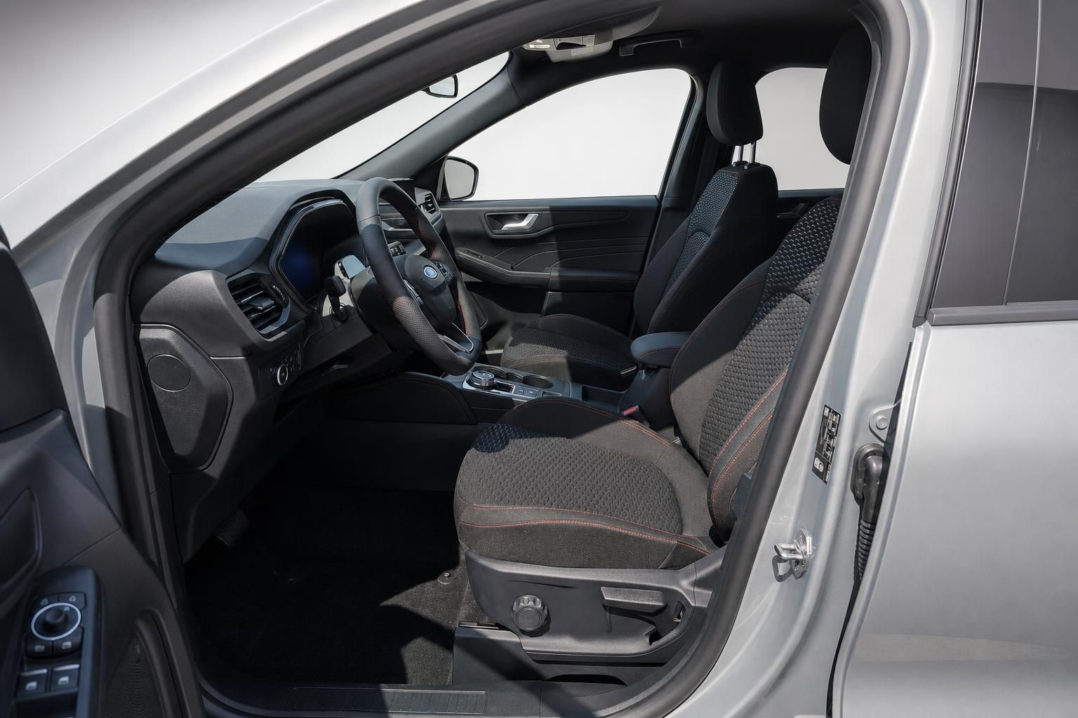 Ford Innenraum mit Sportsitzen und rotem Ziernaht-Design