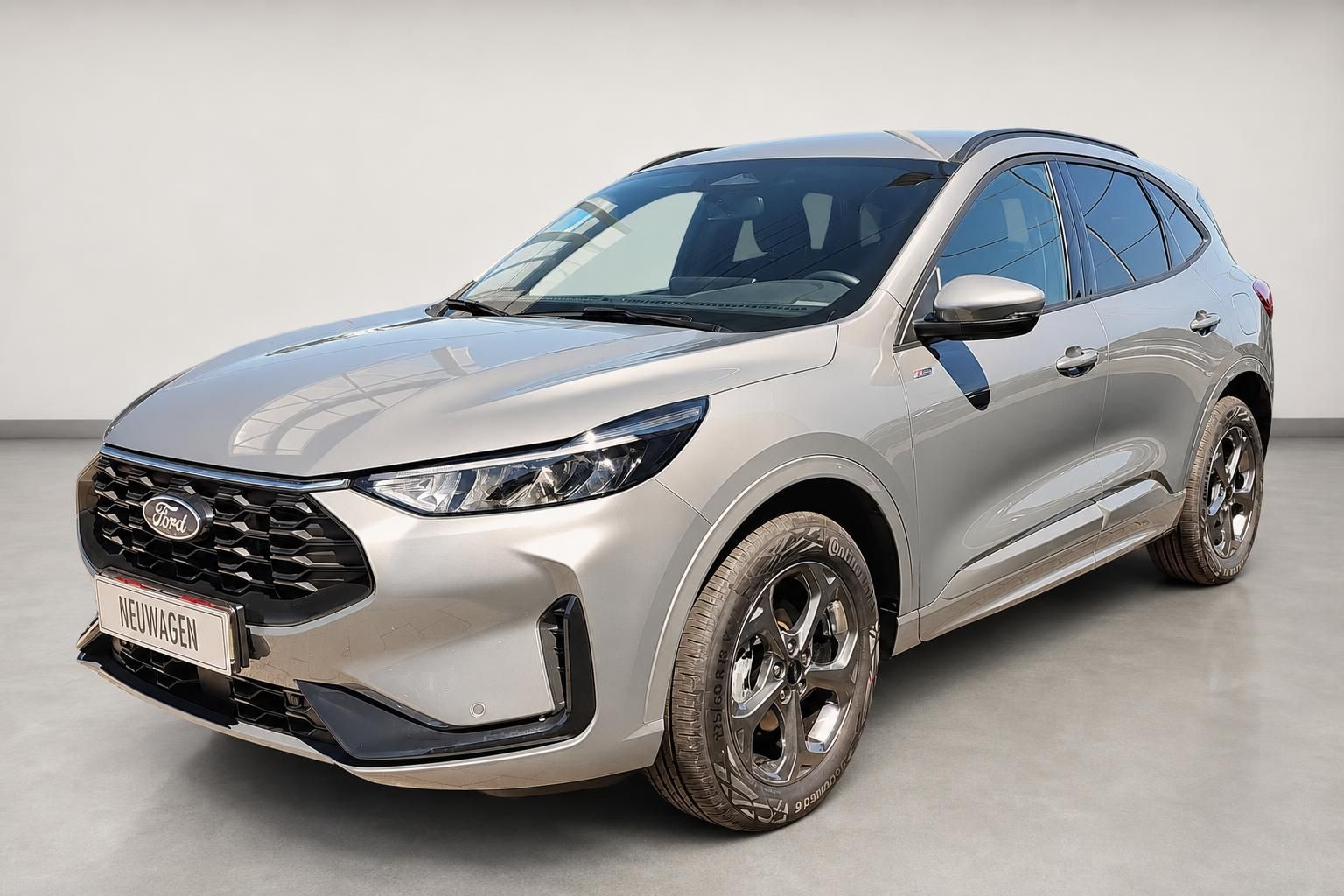 Ford Kuga silber Front-Seitenansicht SUV Neuwagen im Studio