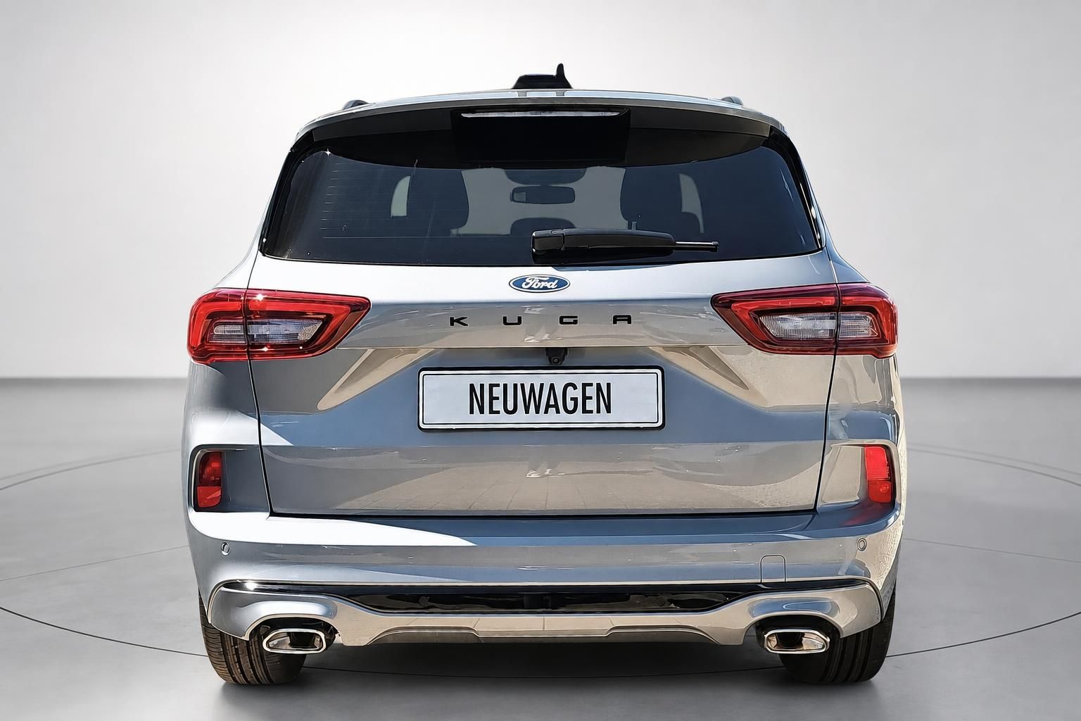 Ford Kuga silber Heckansicht mit Rückleuchten und Doppelauspuff