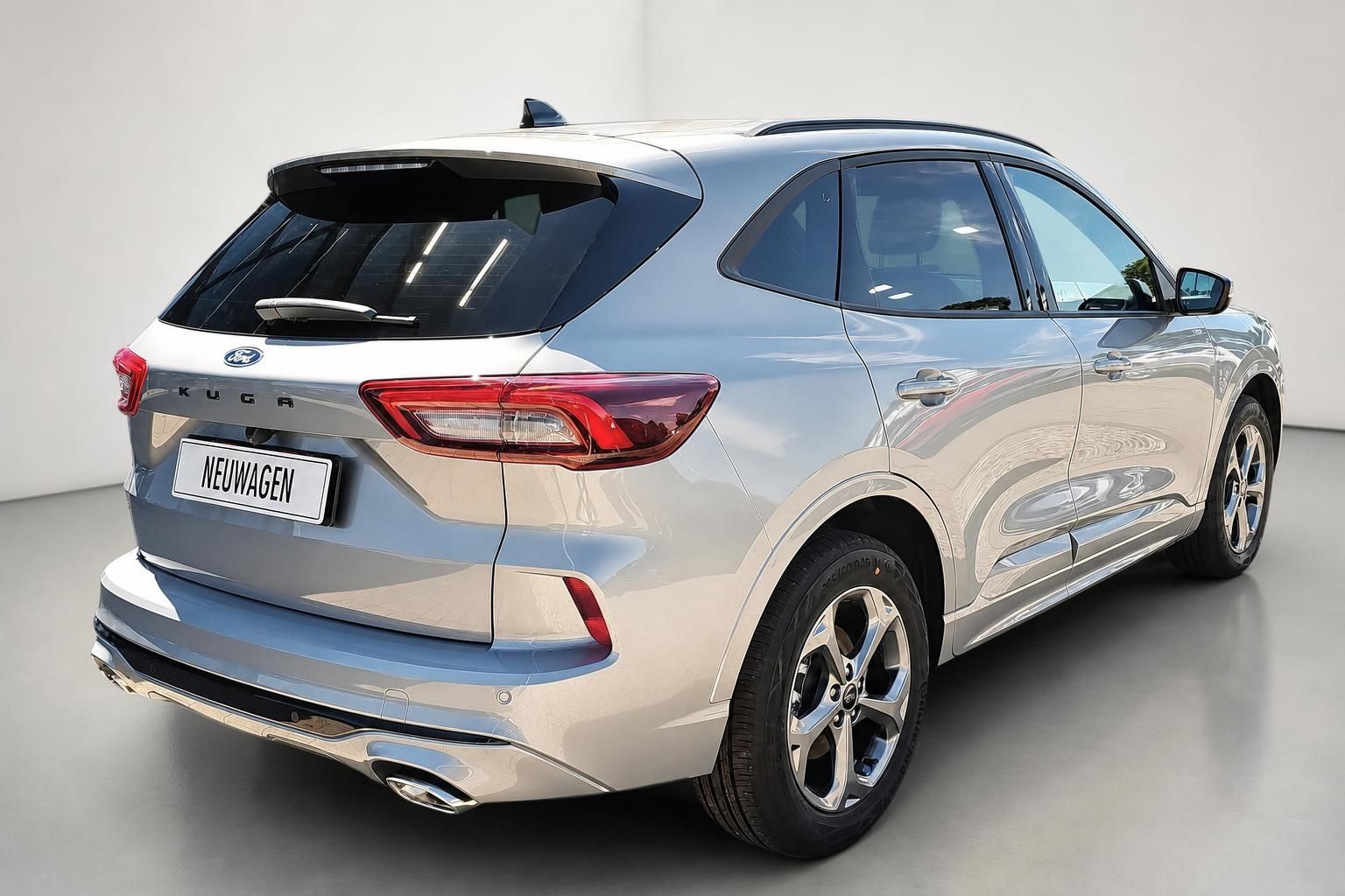 Ford Kuga silber Heckansicht Studio Neuwagen SUV