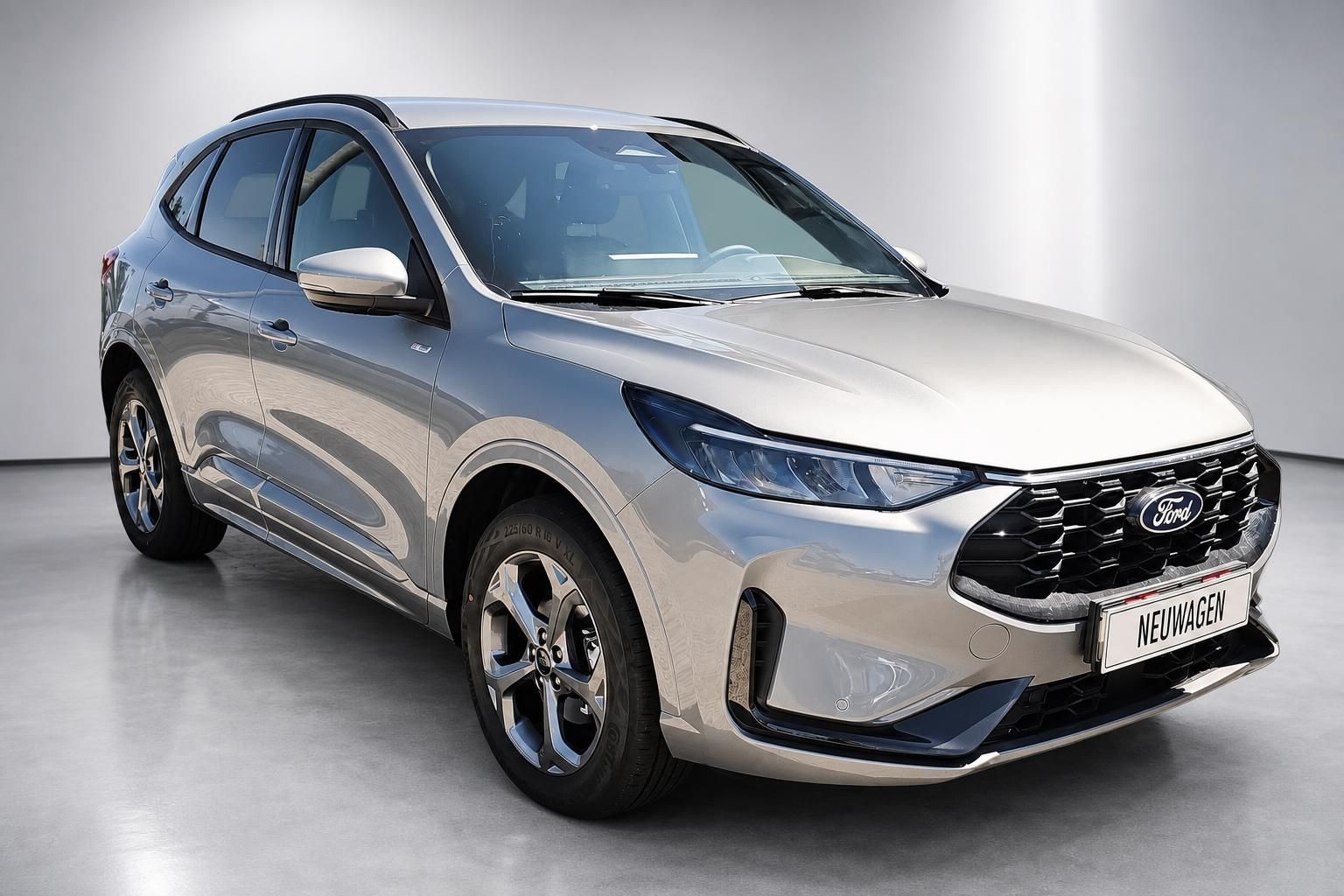 Ford Kuga silber Frontansicht schraeg Neuwagen SUV