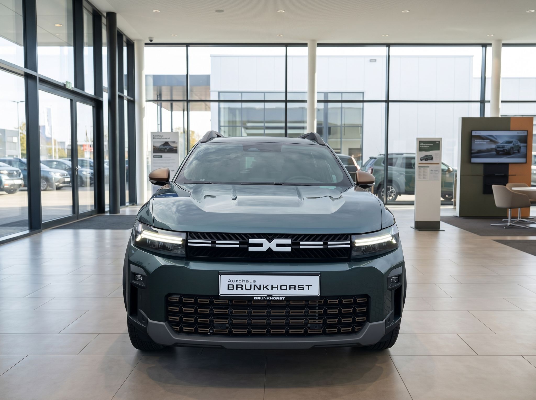 Dacia Bigster Frontansicht mit charakteristischem X-Grill und LED-Scheinwerfern im Autohaus