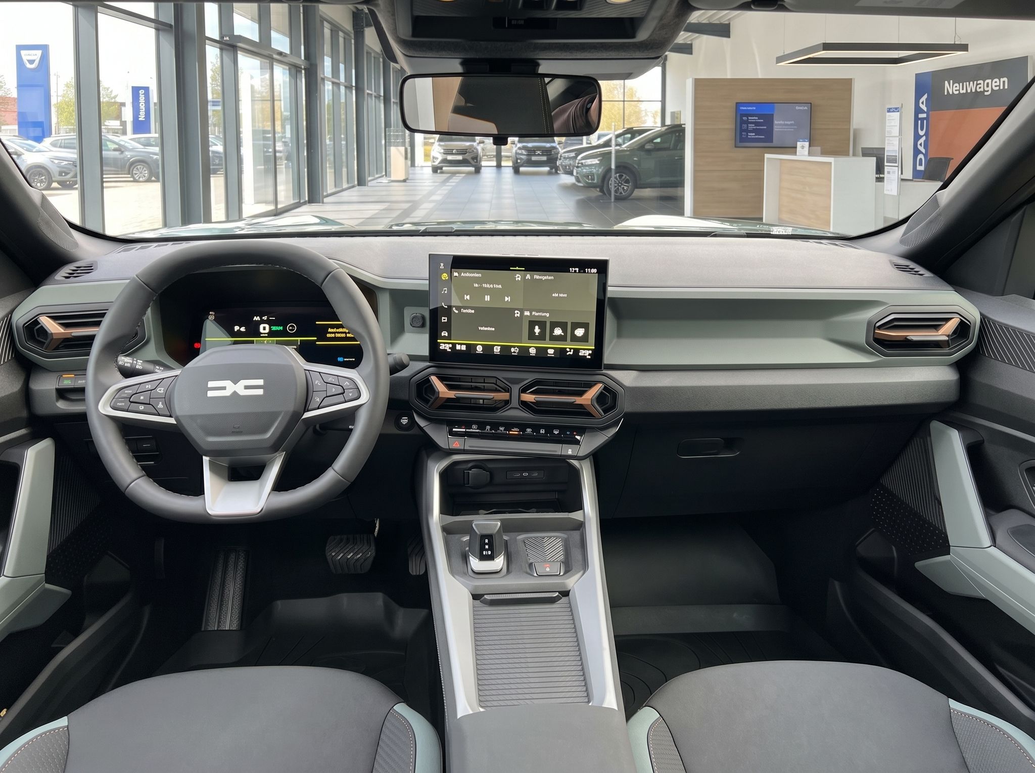 Modernes Fahrzeug-Cockpit mit digitalem Display und Touchscreen im Autohaus-Showroom
