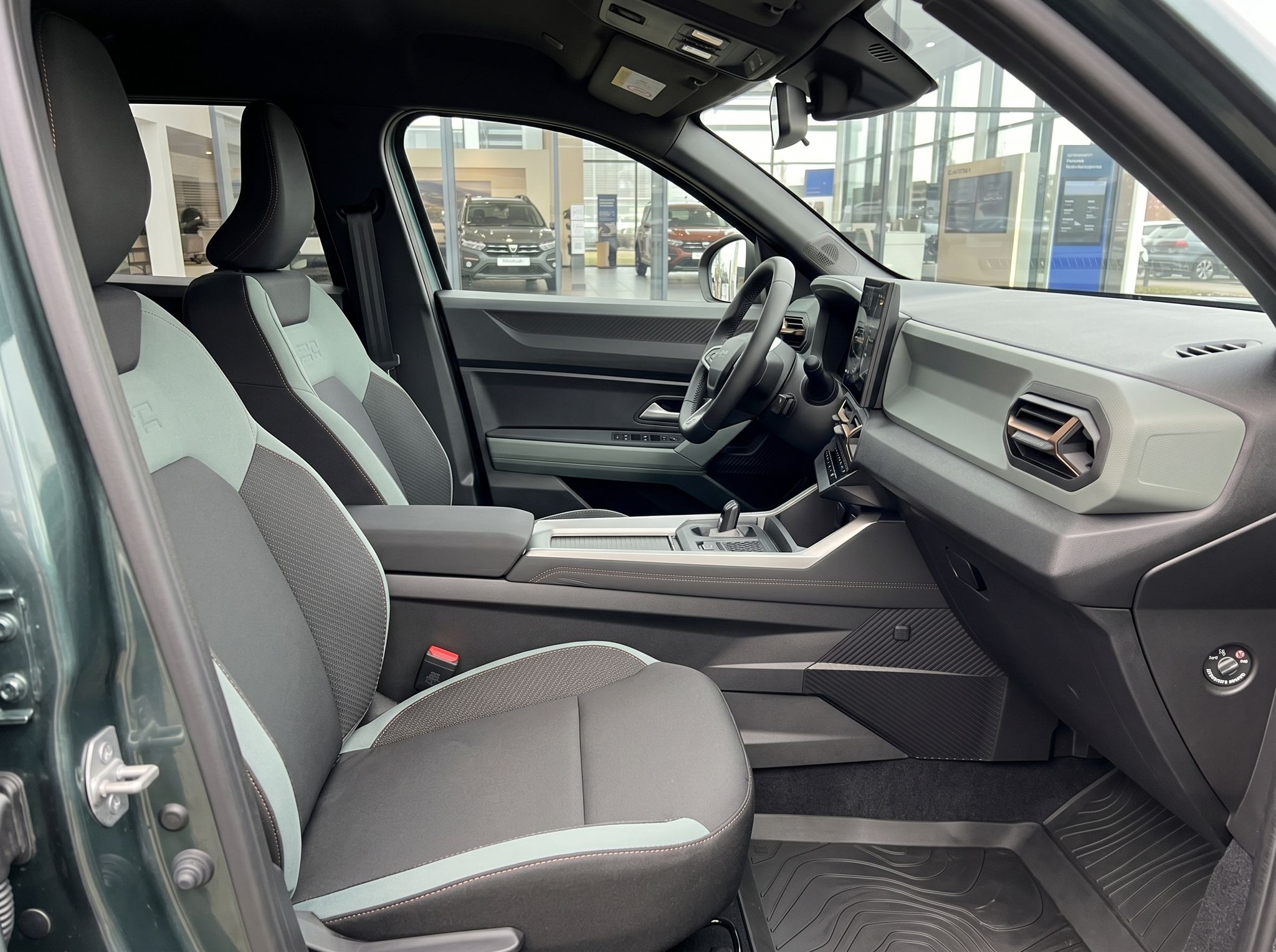 Komfortable Fahrzeugsitze in grau mit modernem Innendesign und Sicherheitsgurten