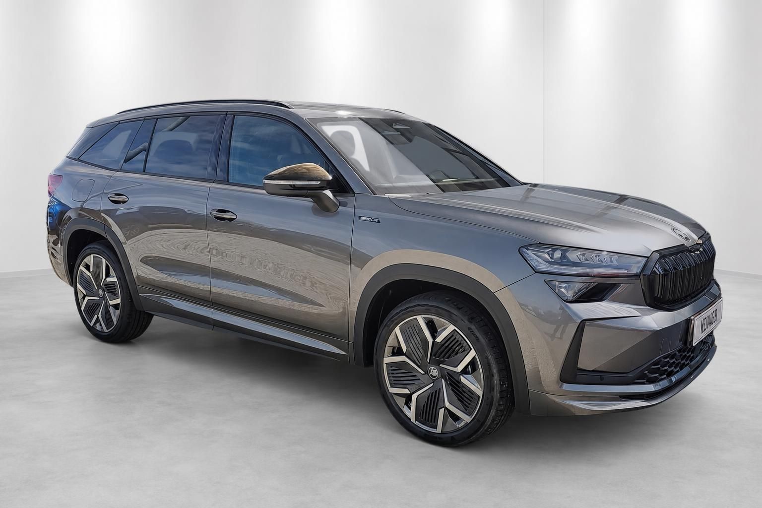 Skoda Kodiaq SUV in Braun, Frontansicht schraeg im Studio