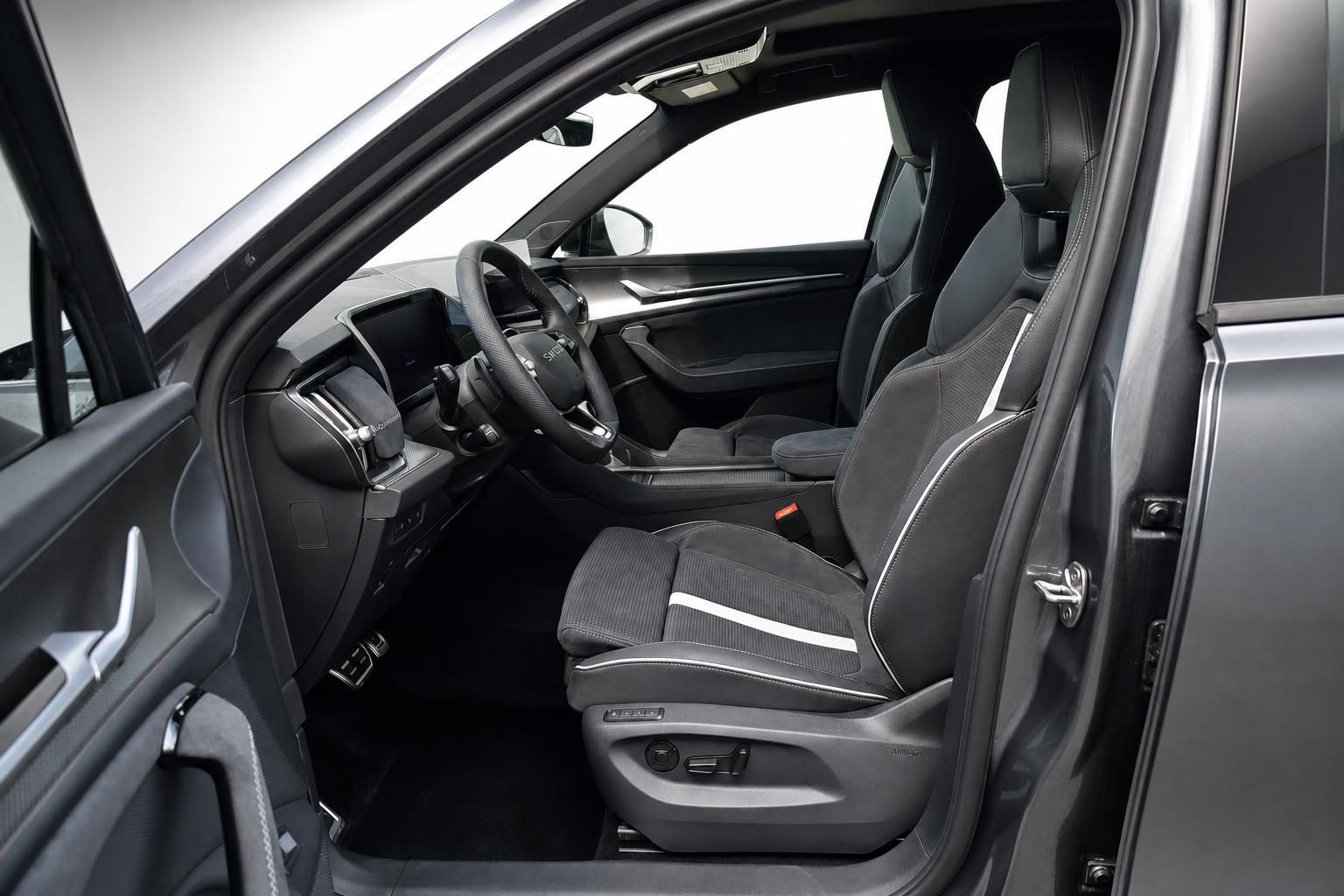 Skoda Innenraum mit Sportsitzen und Blick auf Cockpit durch geoeffnete Tuer