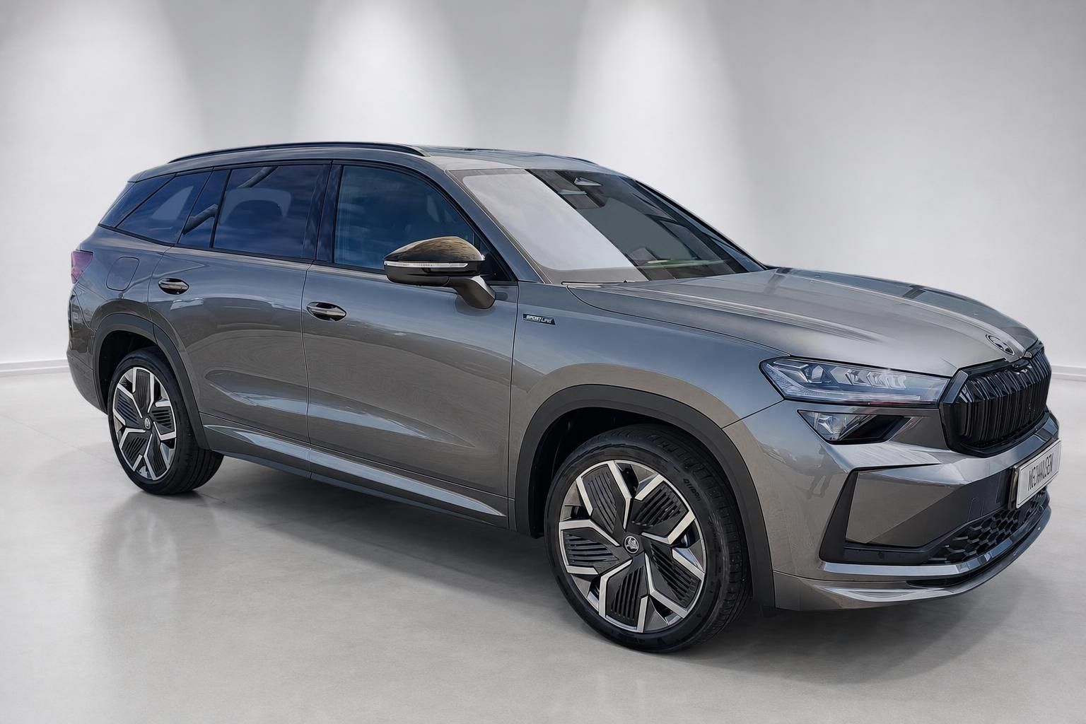 Skoda Kodiaq Sportline grau Frontansicht schräg im Studio
