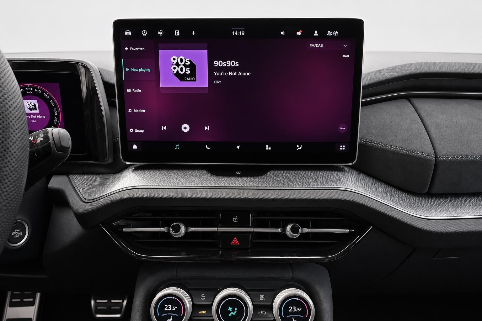 Skoda Infotainment-System Nahaufnahme mit Radiofunktion und Klimabedienung