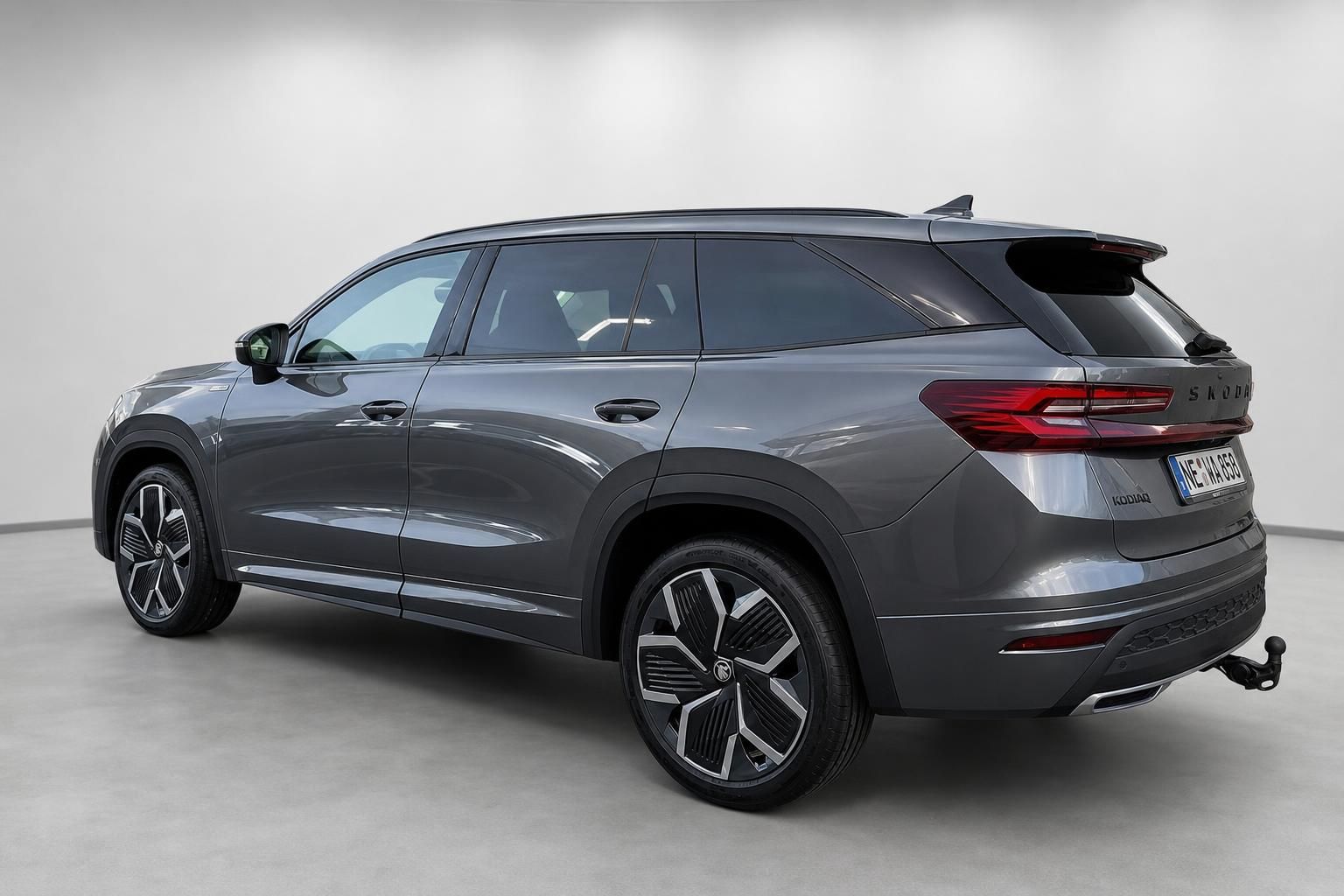 Skoda Kodiaq grau Heckansicht mit Rückleuchten und Anhängerkupplung